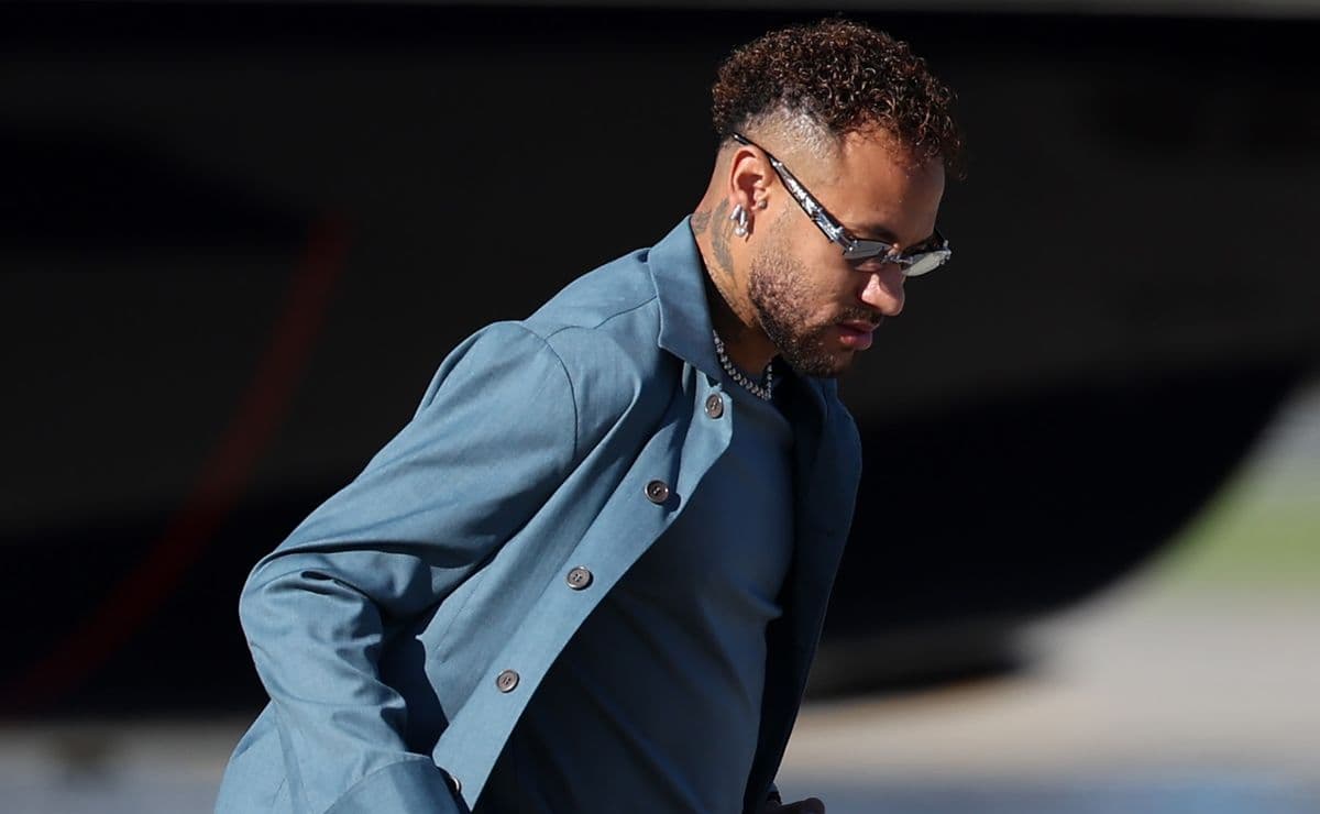 Video: Neymar arrives in the US with Brazil amid uncertainty over World Cup status
