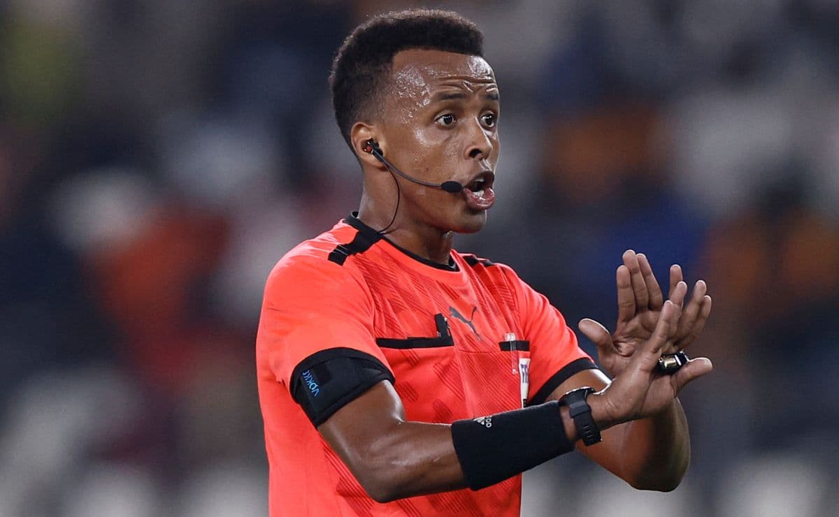 Who is the referee for PSG vs Aston Villa in the UEFA Super Cup 2026 final?