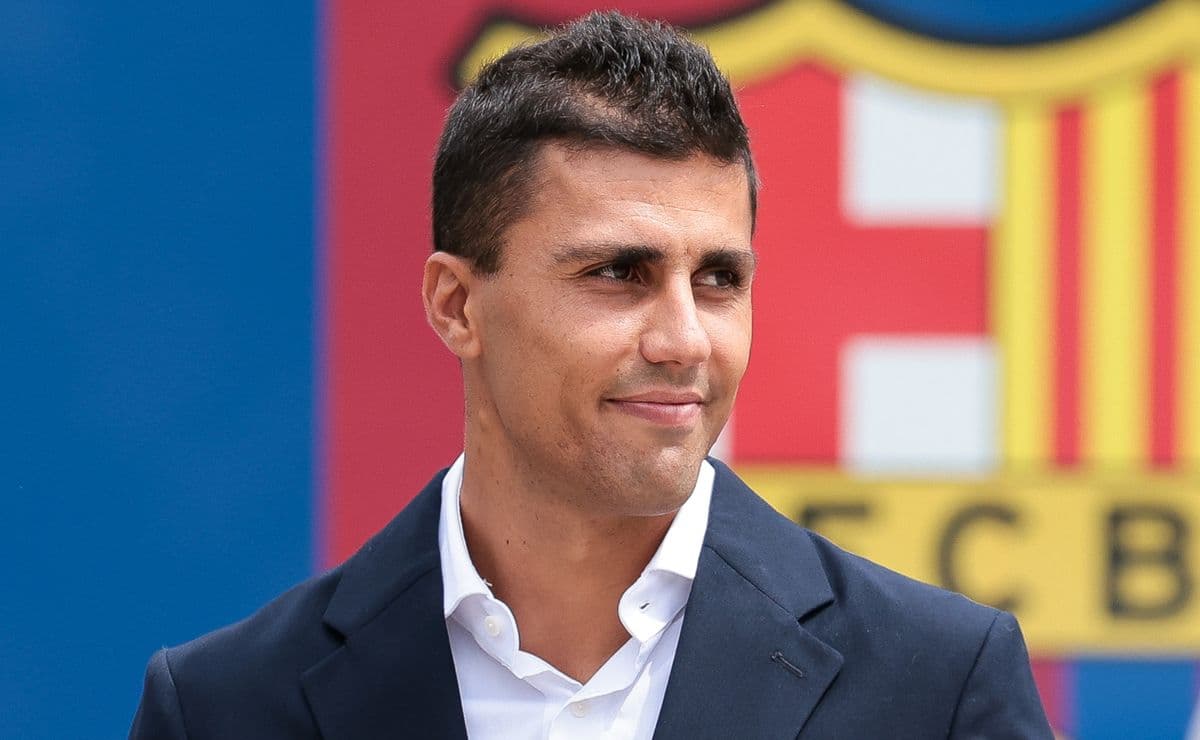 Rodri opens the door for Julian Alvarez in his first press conference as a Barcelona player