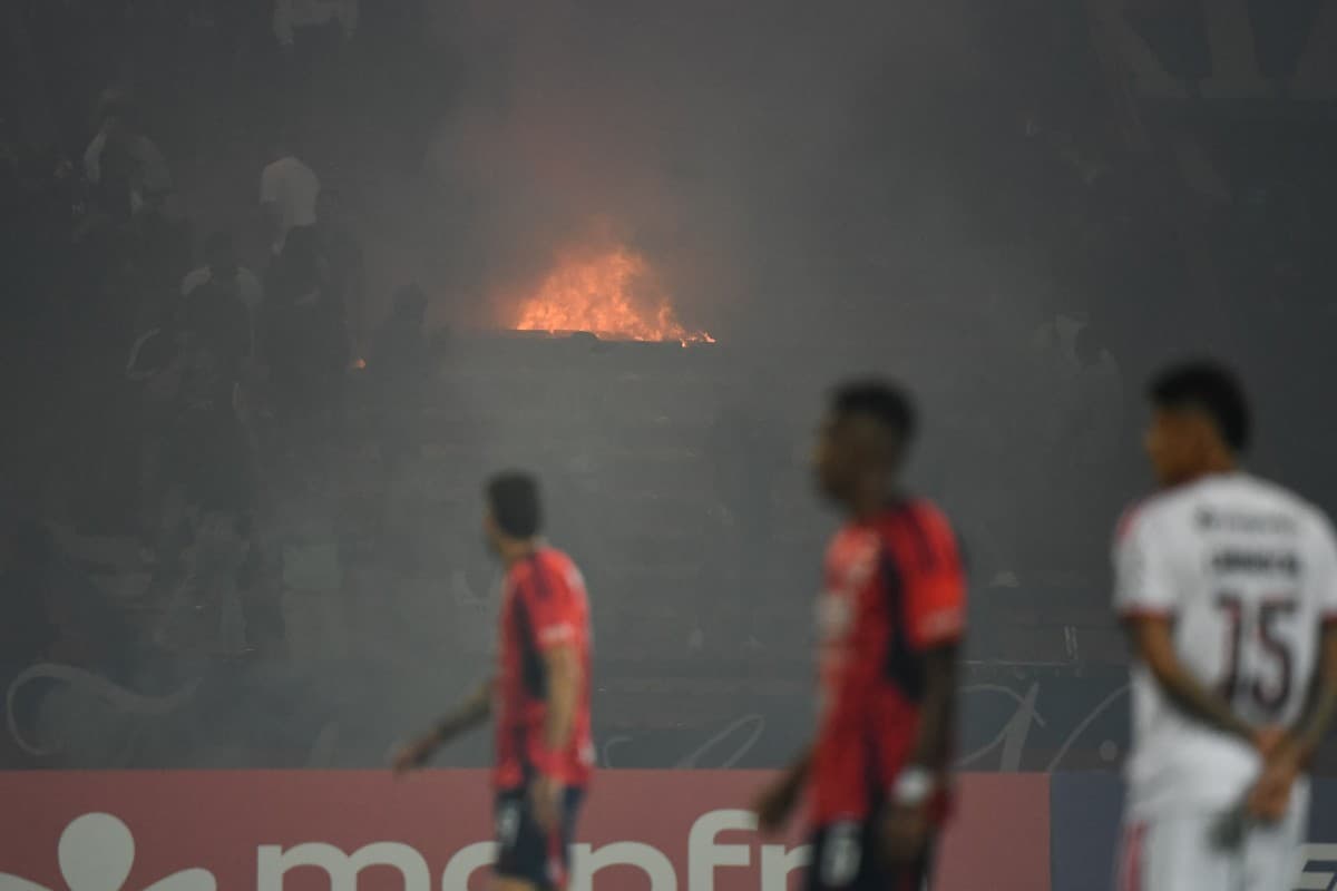 Holders Flamengo see Copa Libertadores match abandoned amid crowd trouble