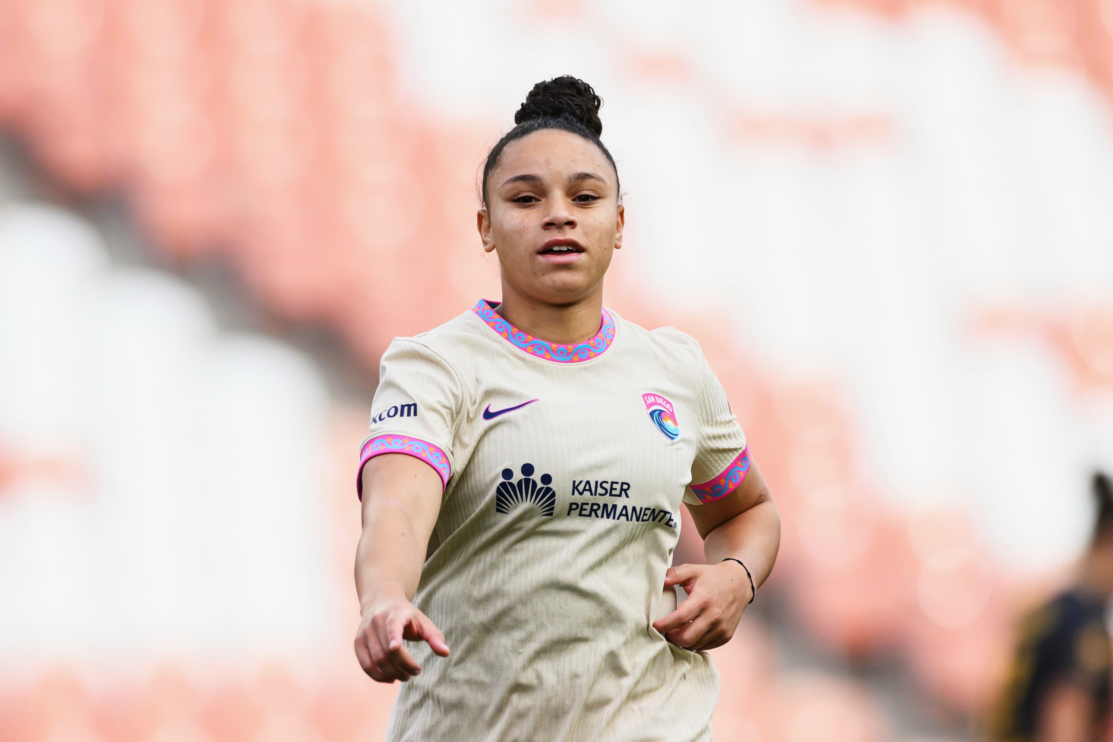 Dudinha leads Wave to 2-1 win over rival Angel City