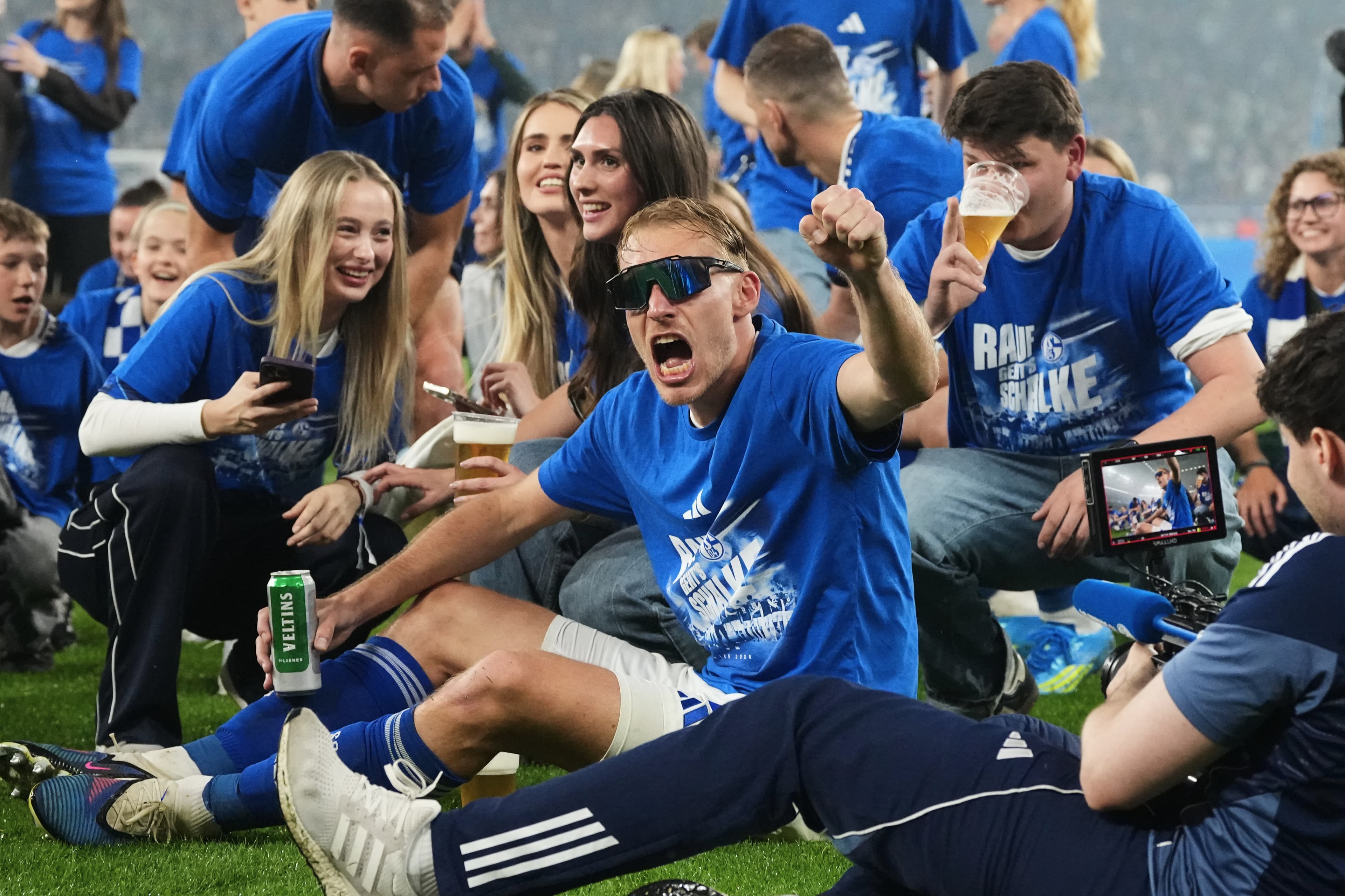 Schalke seals promotion back to the Bundesliga after 3 seasons away
