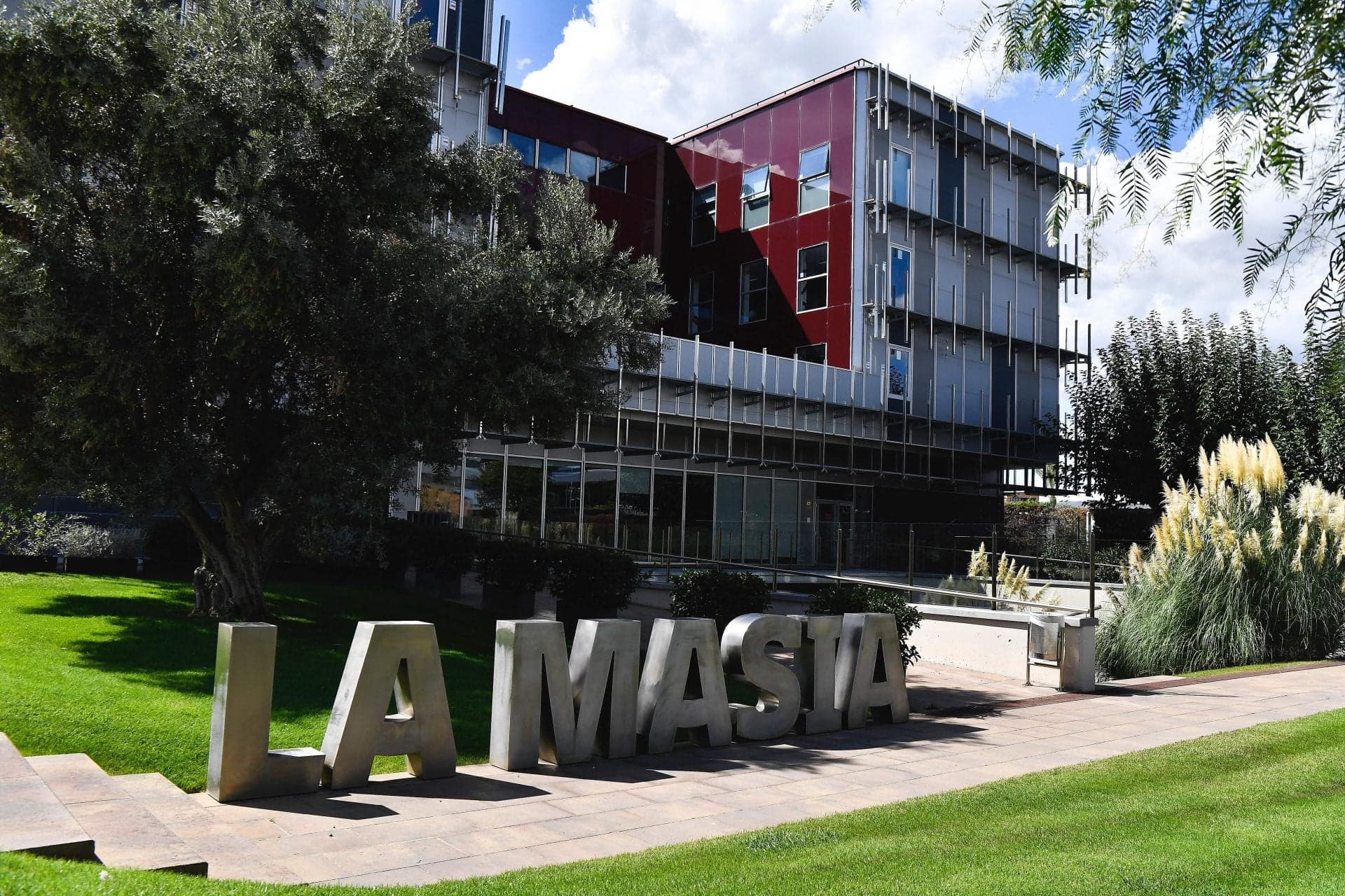 Barcelona set to renew 16-year-old top defensive talent from La Masia