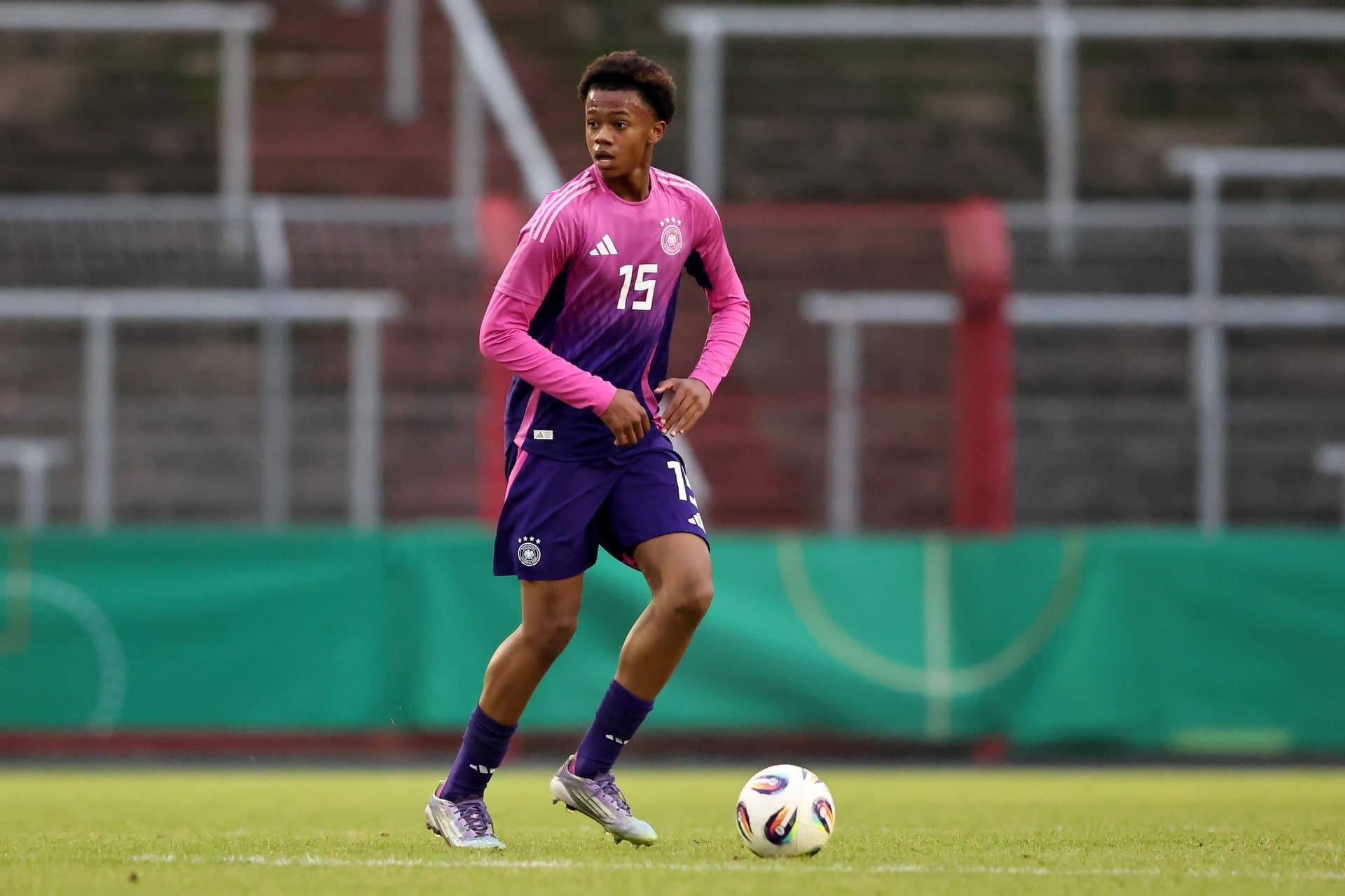 Barcelona pushing to sign 16-year-old German defensive talent; negotiations underway