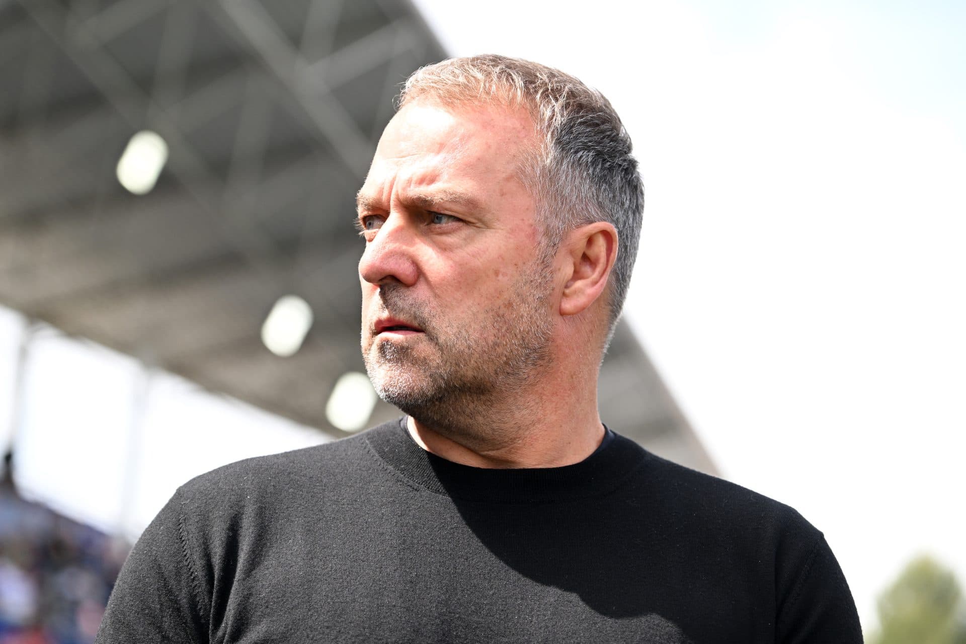 Flick calls up 17-year-old full-back to Barcelona first-team training for the first time