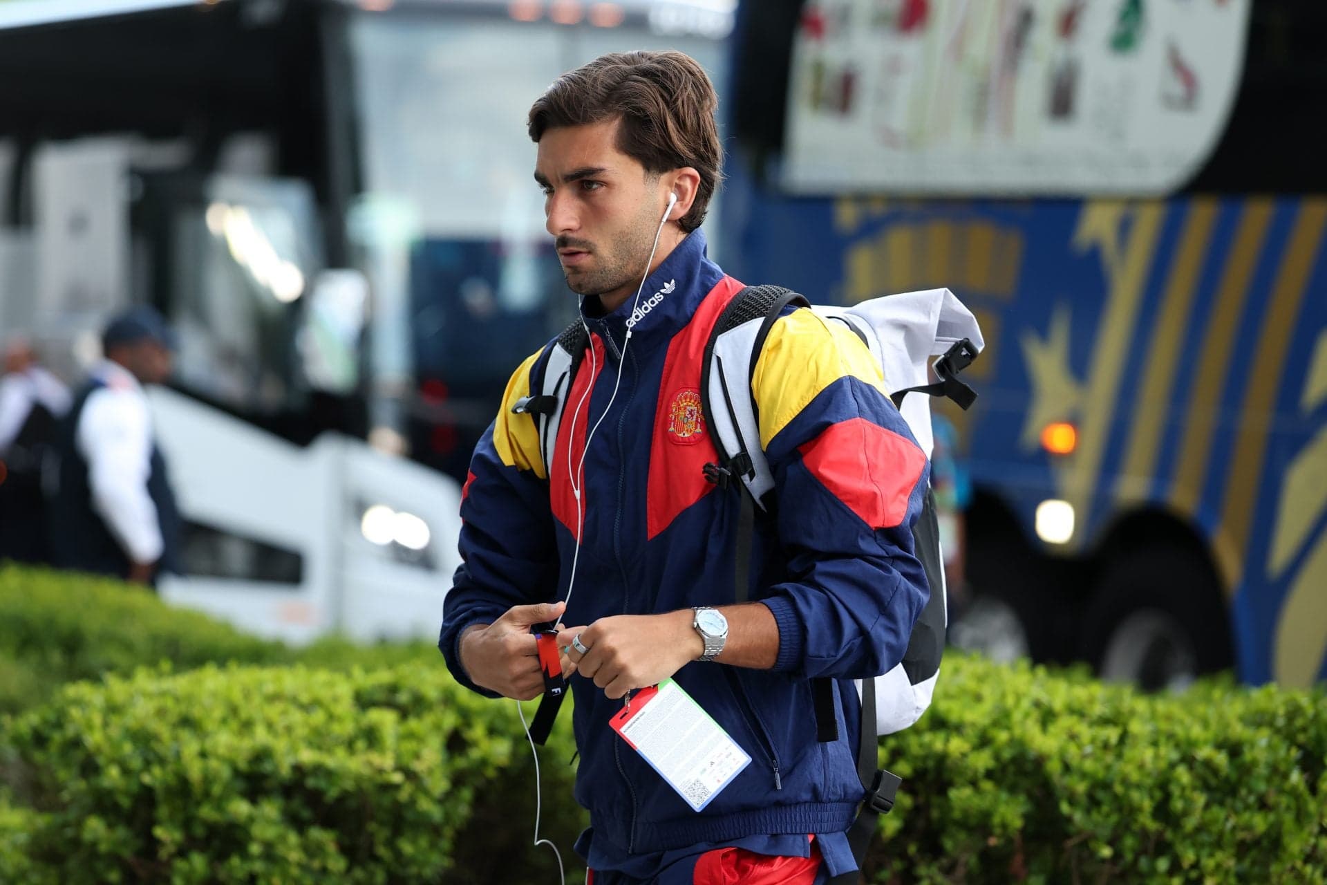 Why Barcelona should refrain from selling versatile forward amid PSG interest