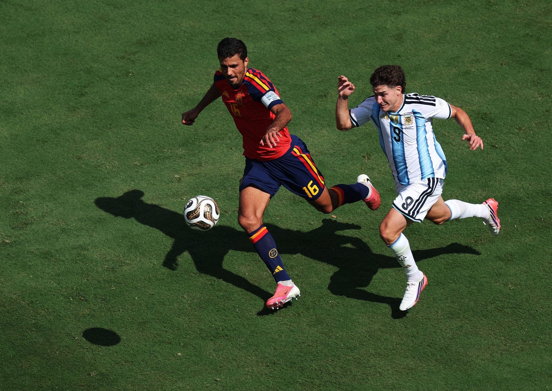 Barcelona lead Real Madrid in Rodri race after contacts with player’s camp and Man City