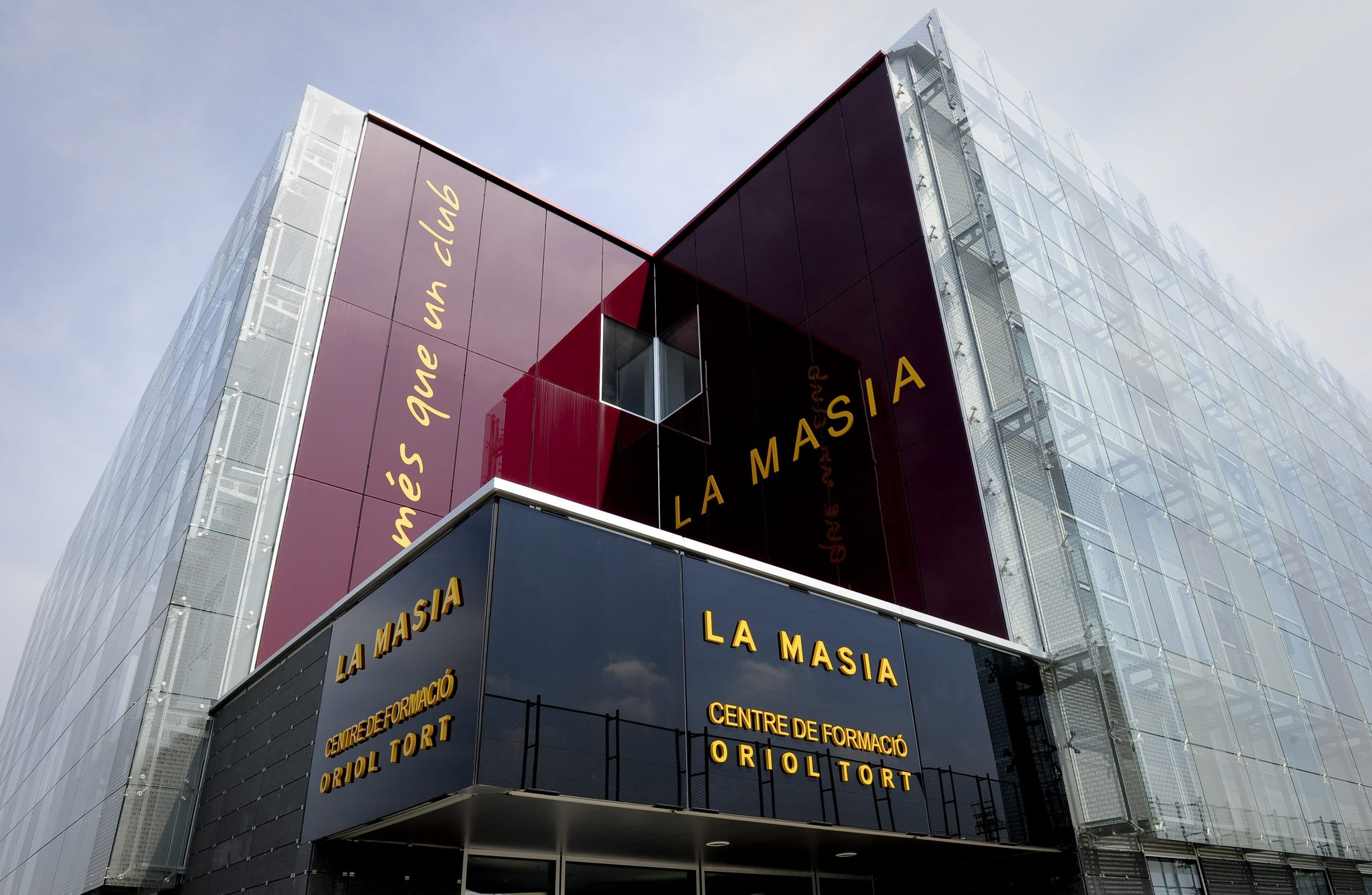 Official: Barcelona secure future of highly-rated La Masia defensive gem