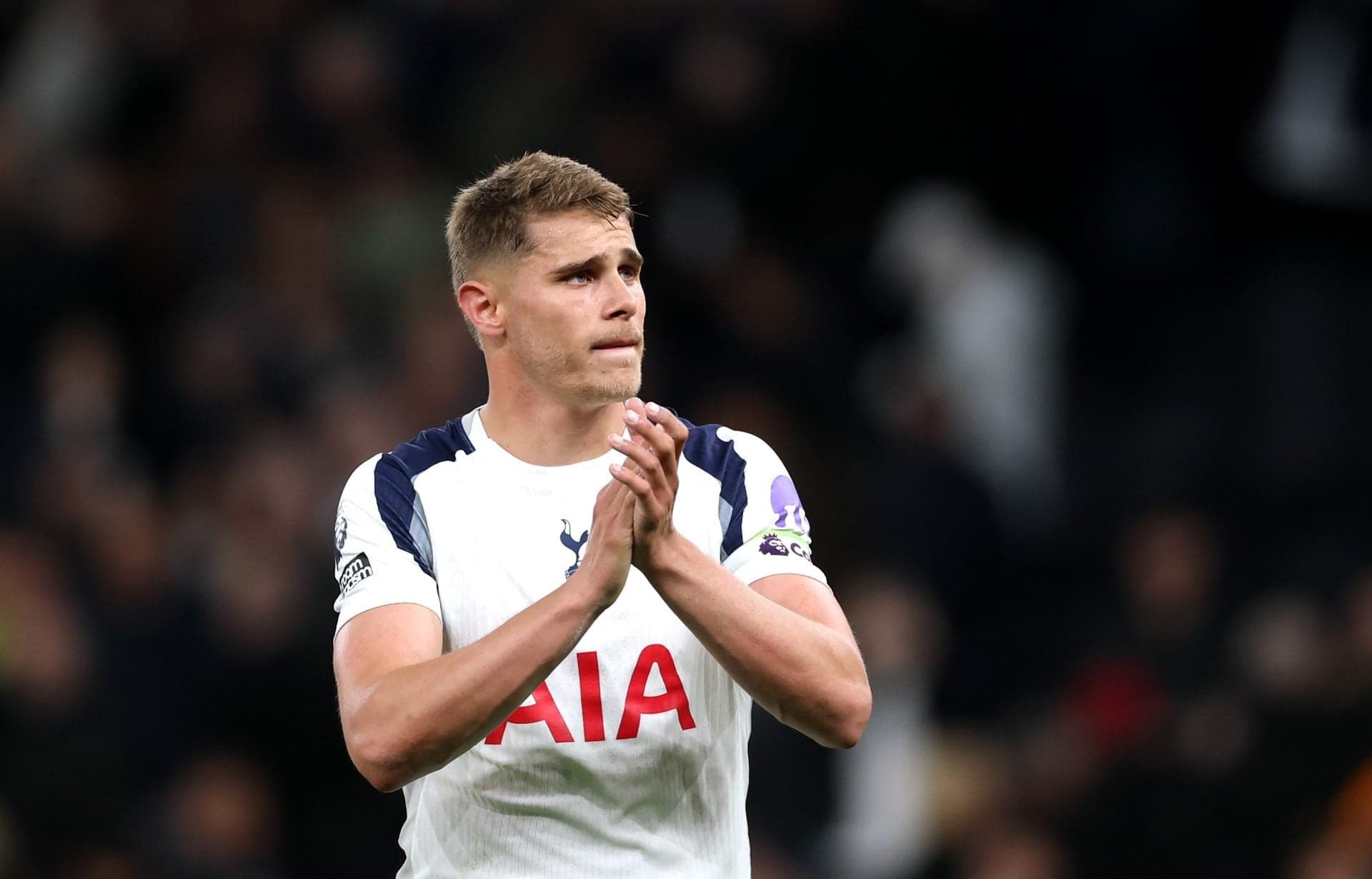 Tottenham intend to begin renewal talks with Barcelona defensive target – report