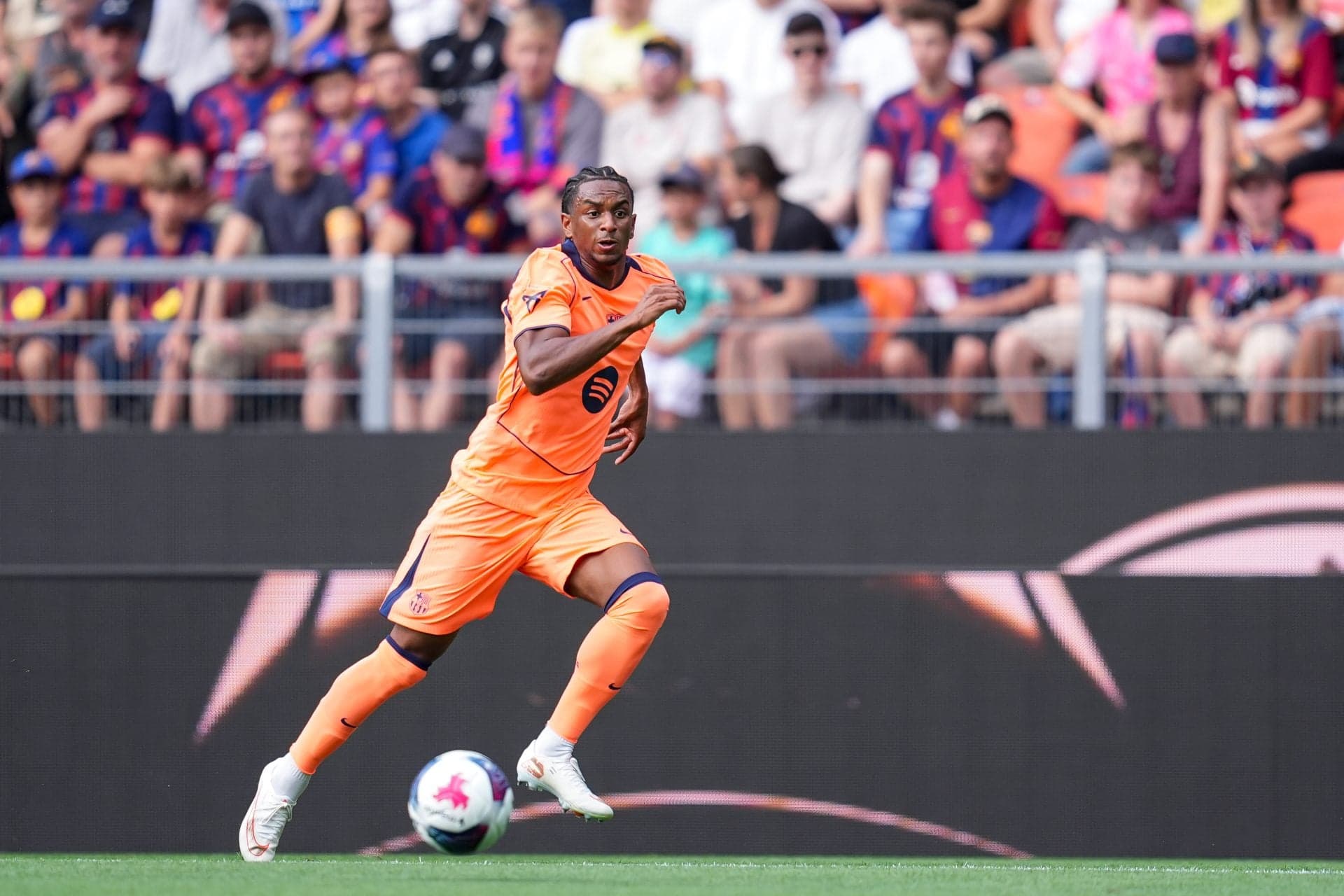 Just in: Manchester United call super-agent to enquire about Barcelona defender – Romano