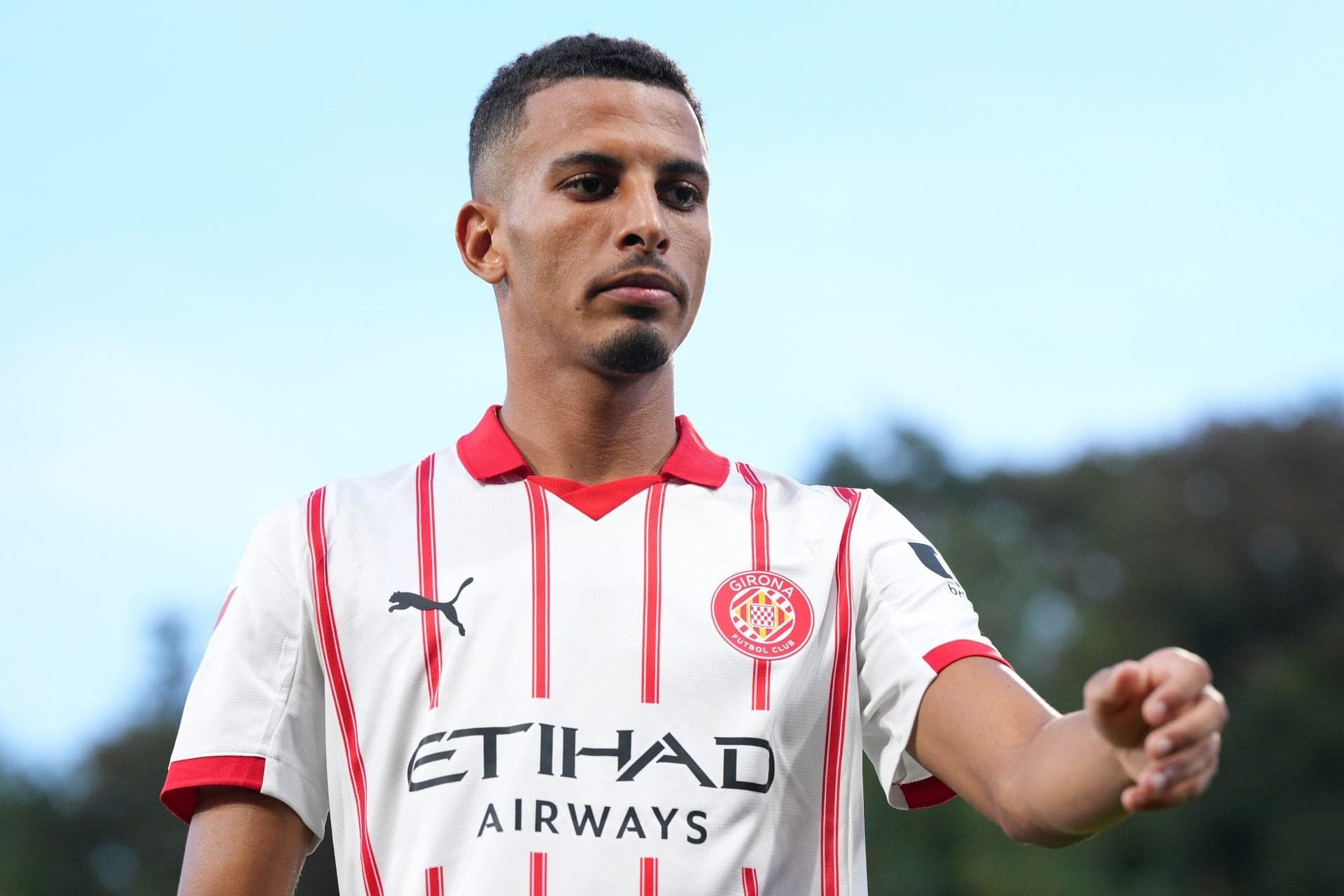 Barcelona identify 26-year-old midfielder as an option after De Jong injury – report