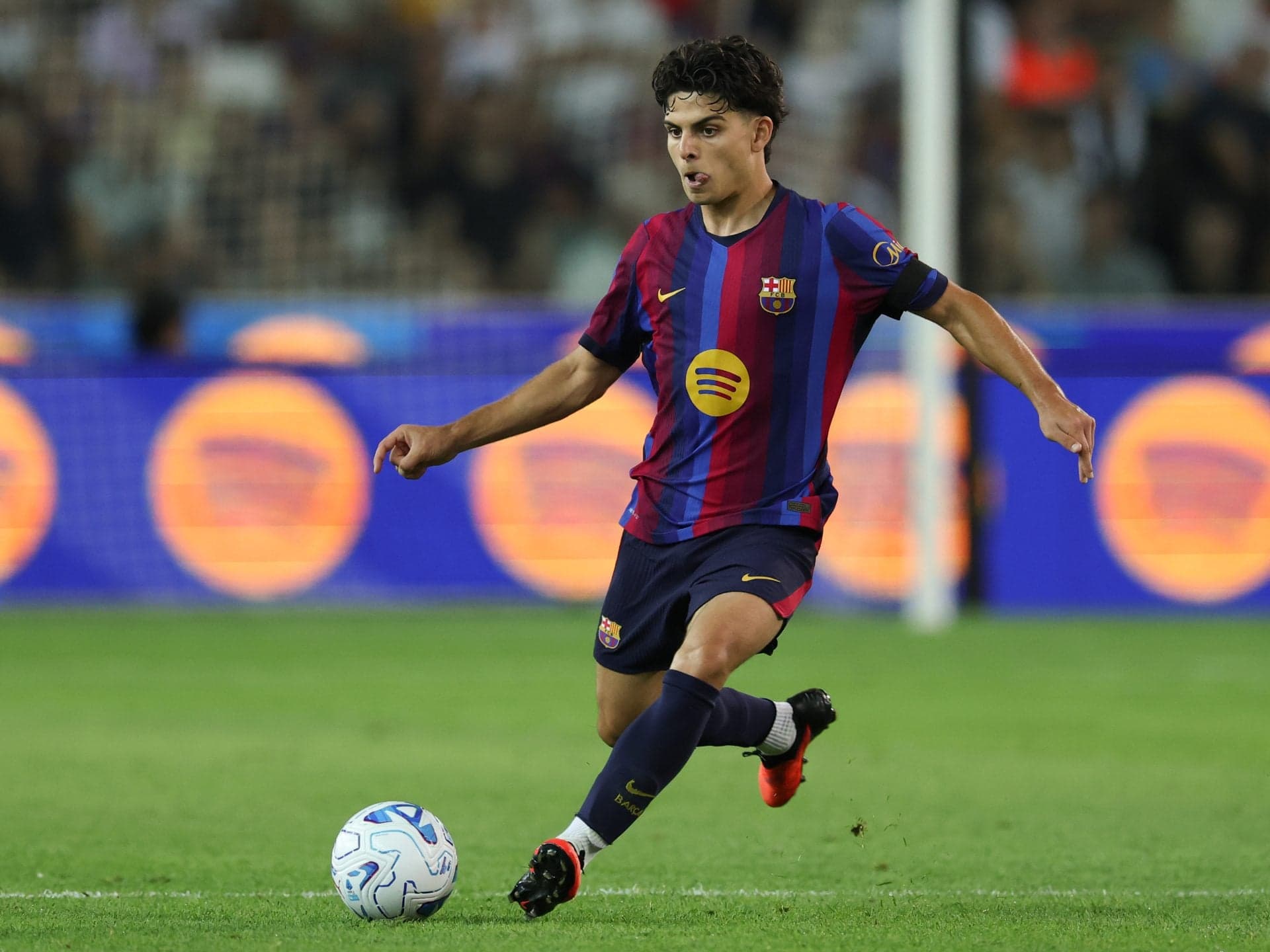 Report: 19-year-old Barcelona starlet set to replace exit-bound midfielder in first-team squad