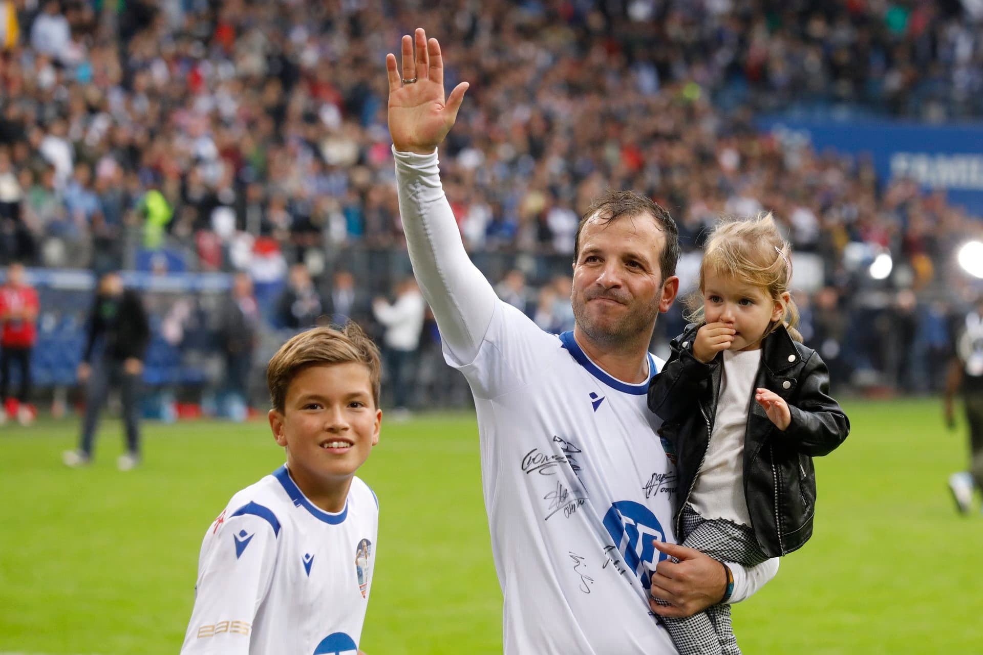 Former Real Madrid midfielder gives Feyenoord just 1% chance against Barcelona