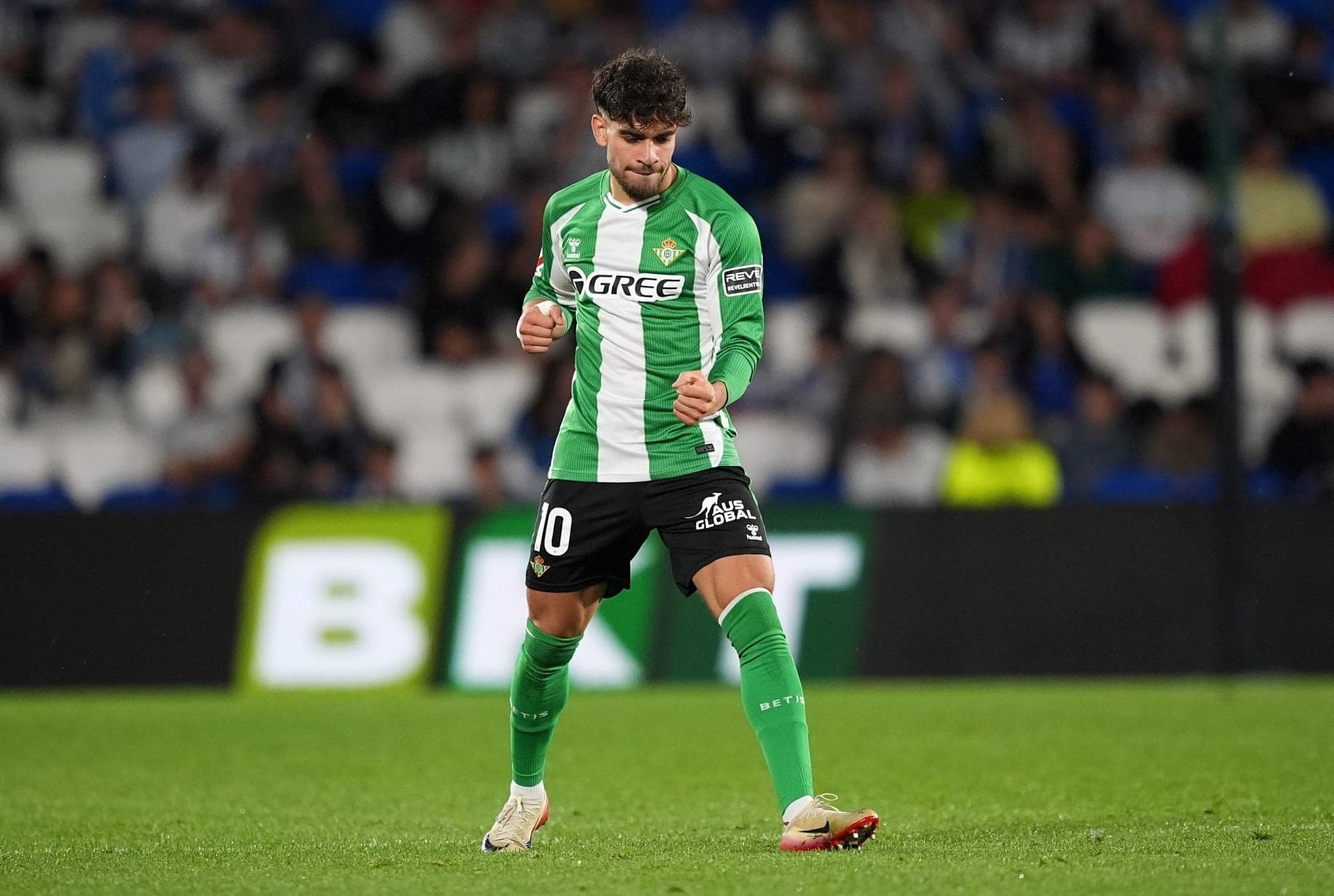 Barcelona unlikely to receive windfall as former winger’s departure talks stall
