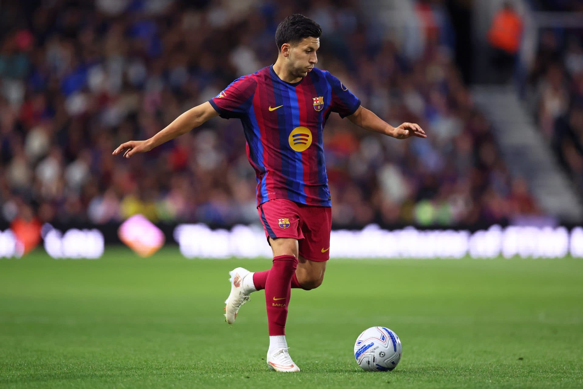 Barcelona fear serious knee injury for promising winger; could face several months out