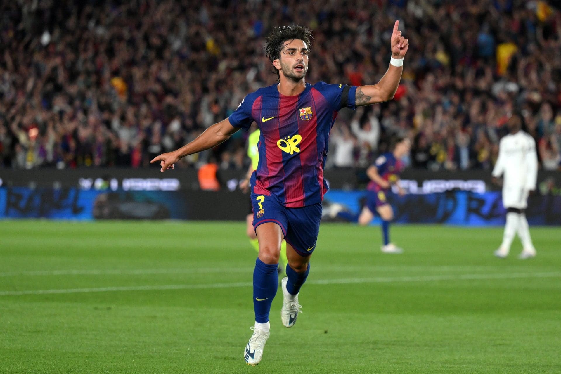 Barcelona forward awaiting green light to travel and complete medical ahead of PSG move