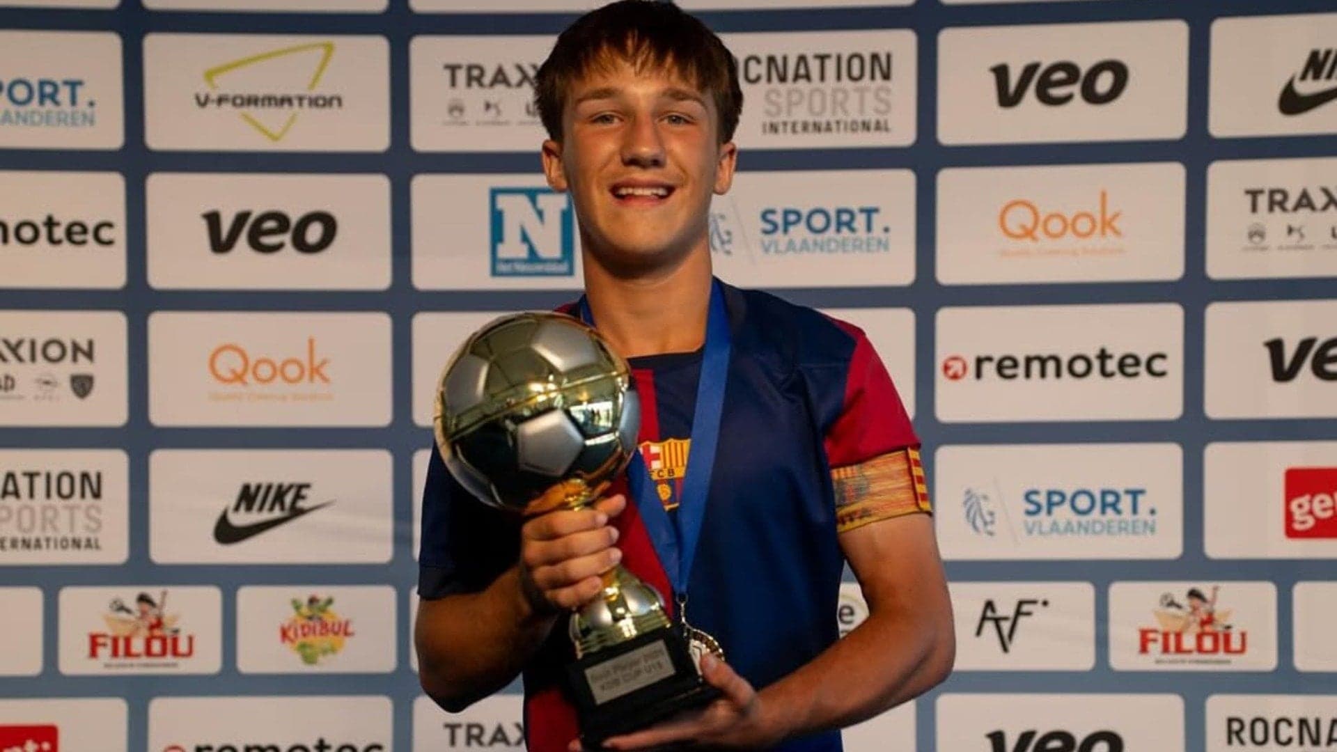Official: Barcelona secure the renewal of 16-year-old La Masia midfield gem
