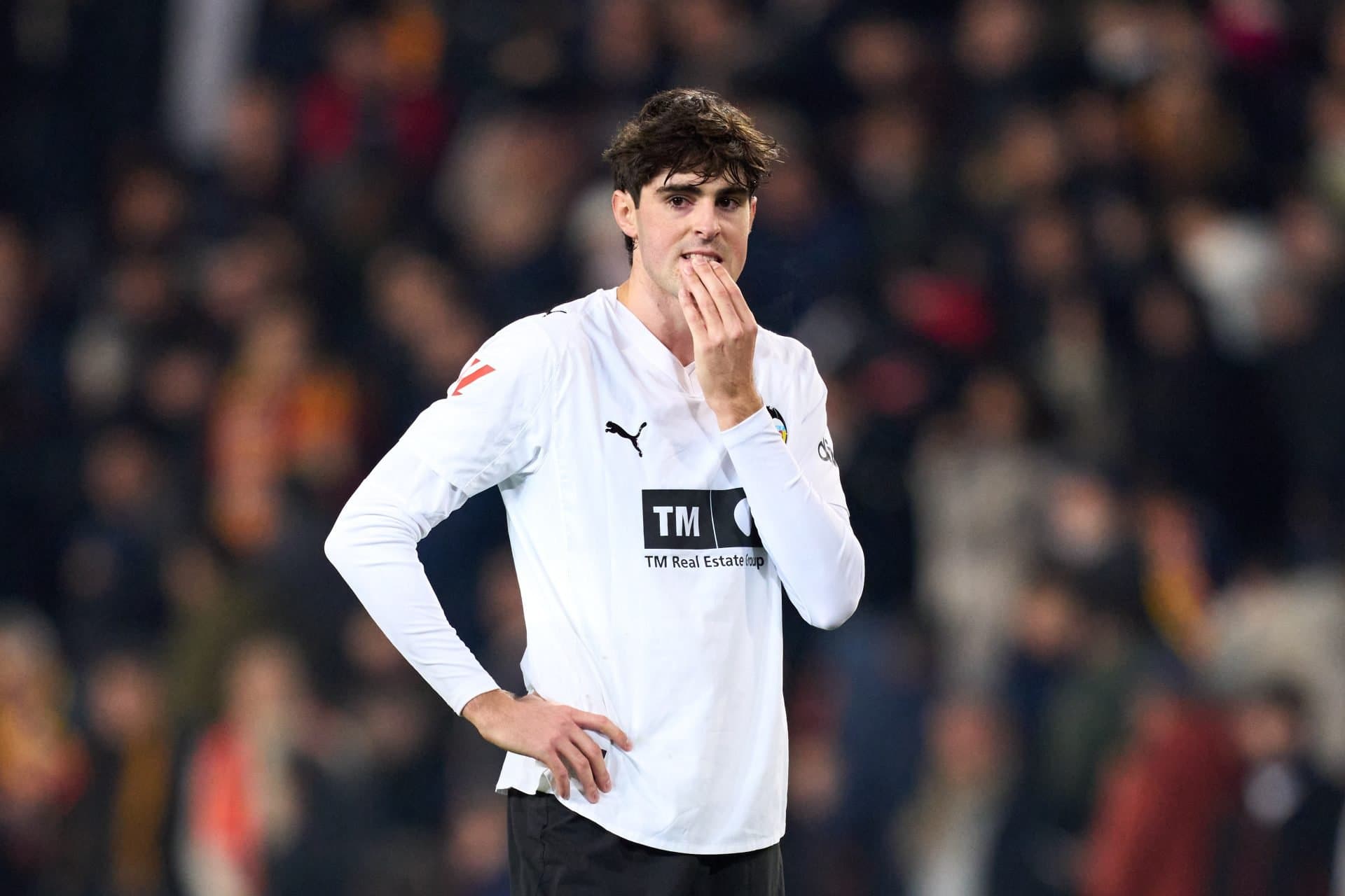 Barcelona offer six-year deal to highly-rated Valencia midfielder – report