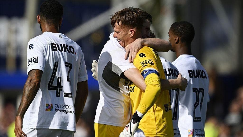 Goalkeeper Koeman Jr scores twice in Eredivisie draw