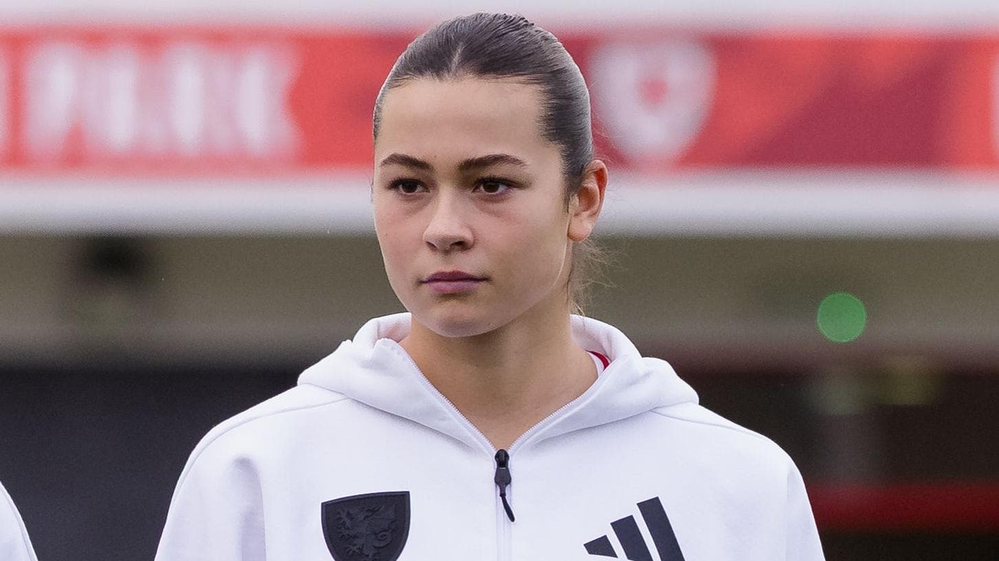 Wales prospect Hill signs Man Utd deal