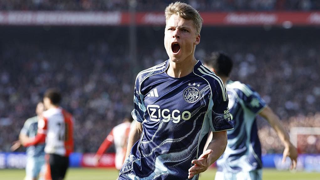 Newcastle sign teenager Steur from Ajax for £23m