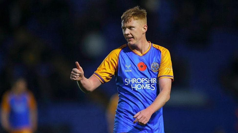 Bradford extend trial for midfielder Clucas