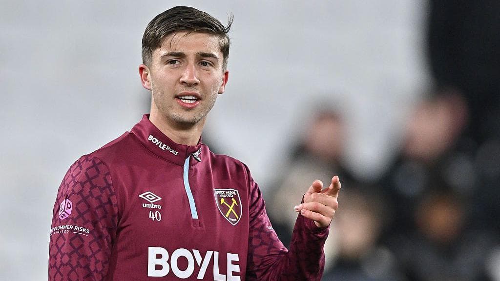 Reading sign midfielder Earthy from West Ham