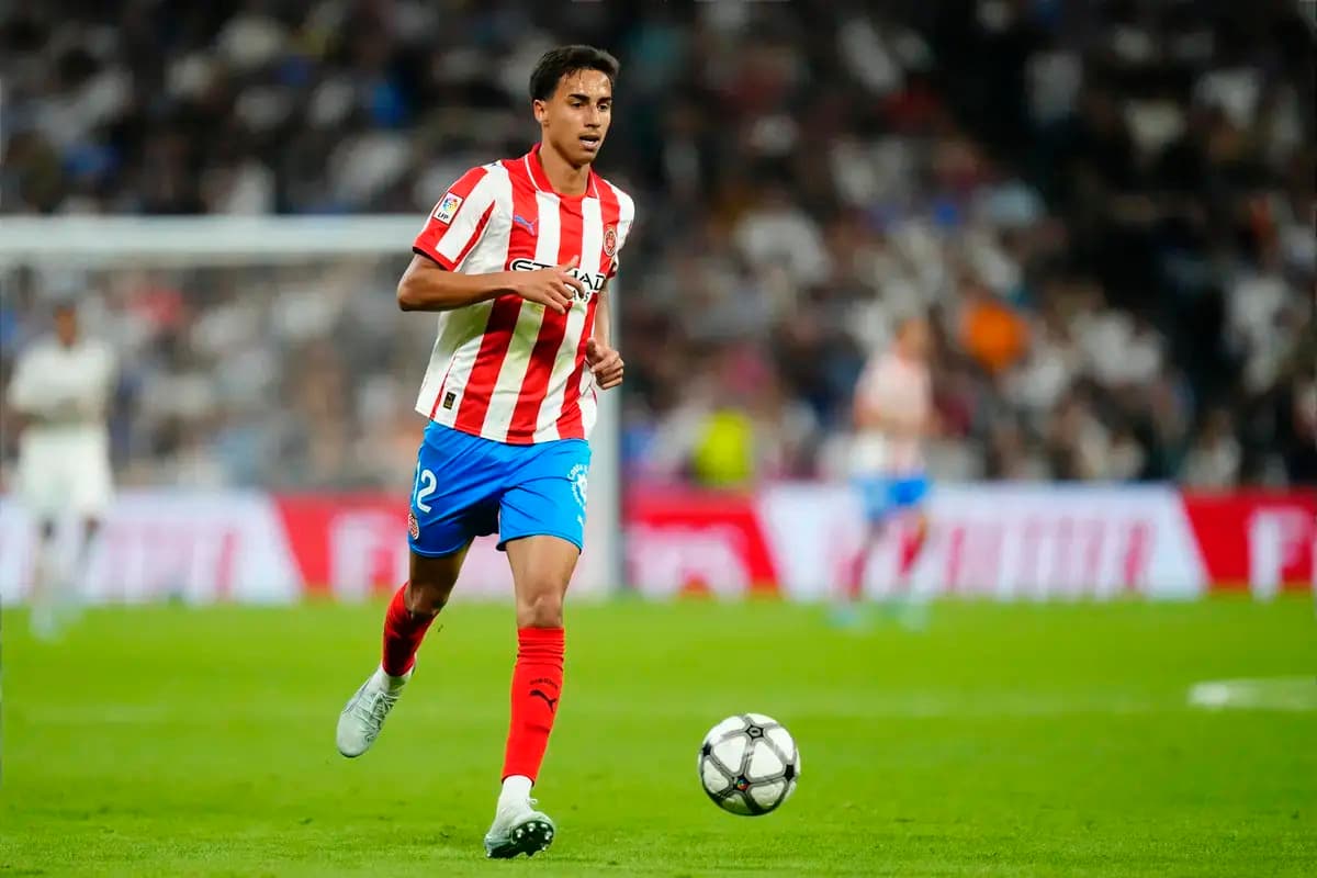 Barcelona sporting director makes Man City contact over Vitor Reis after Girona relegation