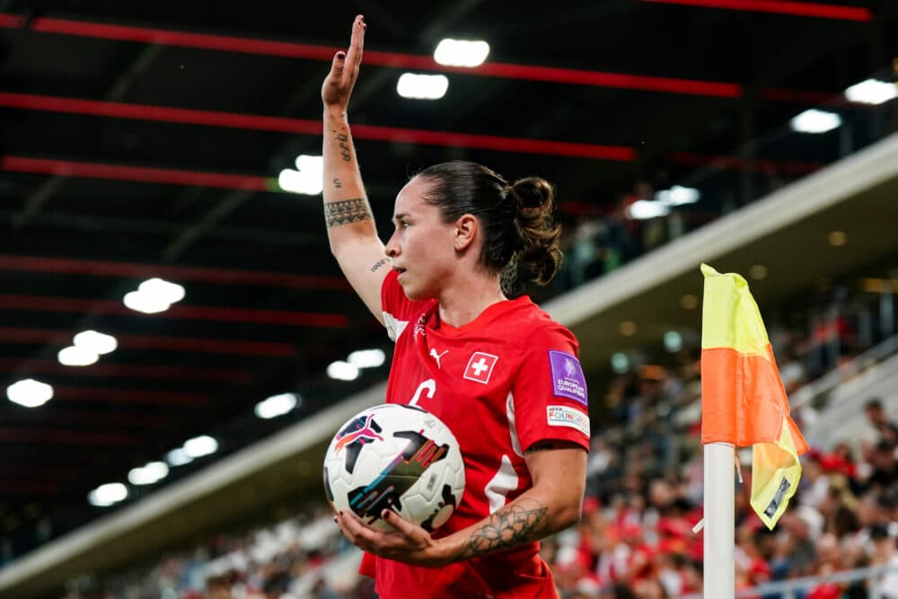 Arsenal sign Reuteler on free transfer