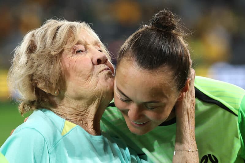 Caitlin Foord signs new Arsenal contract