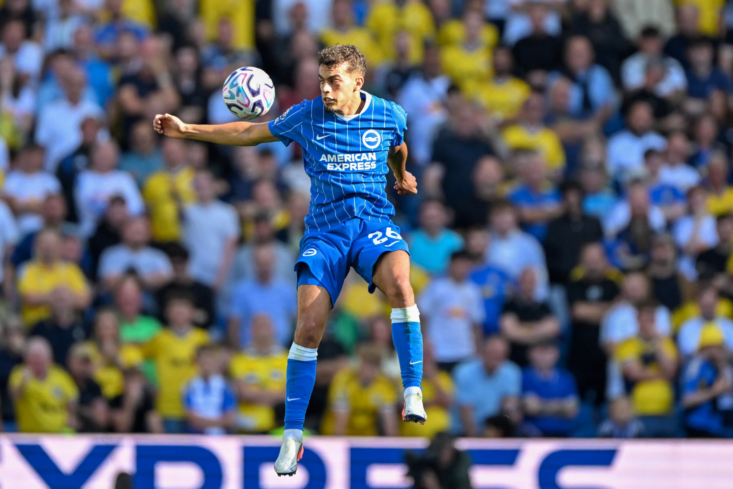 Report: Brighton hold positive contract talks with midfielder