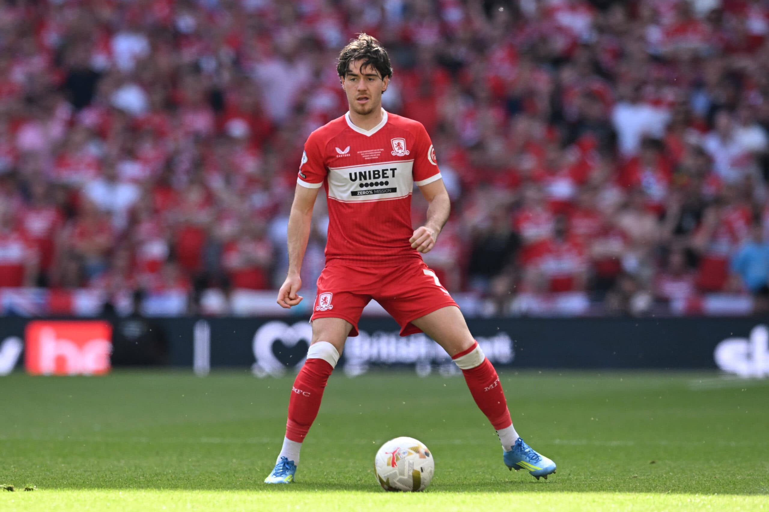 Report: Man United considering move for English midfielder