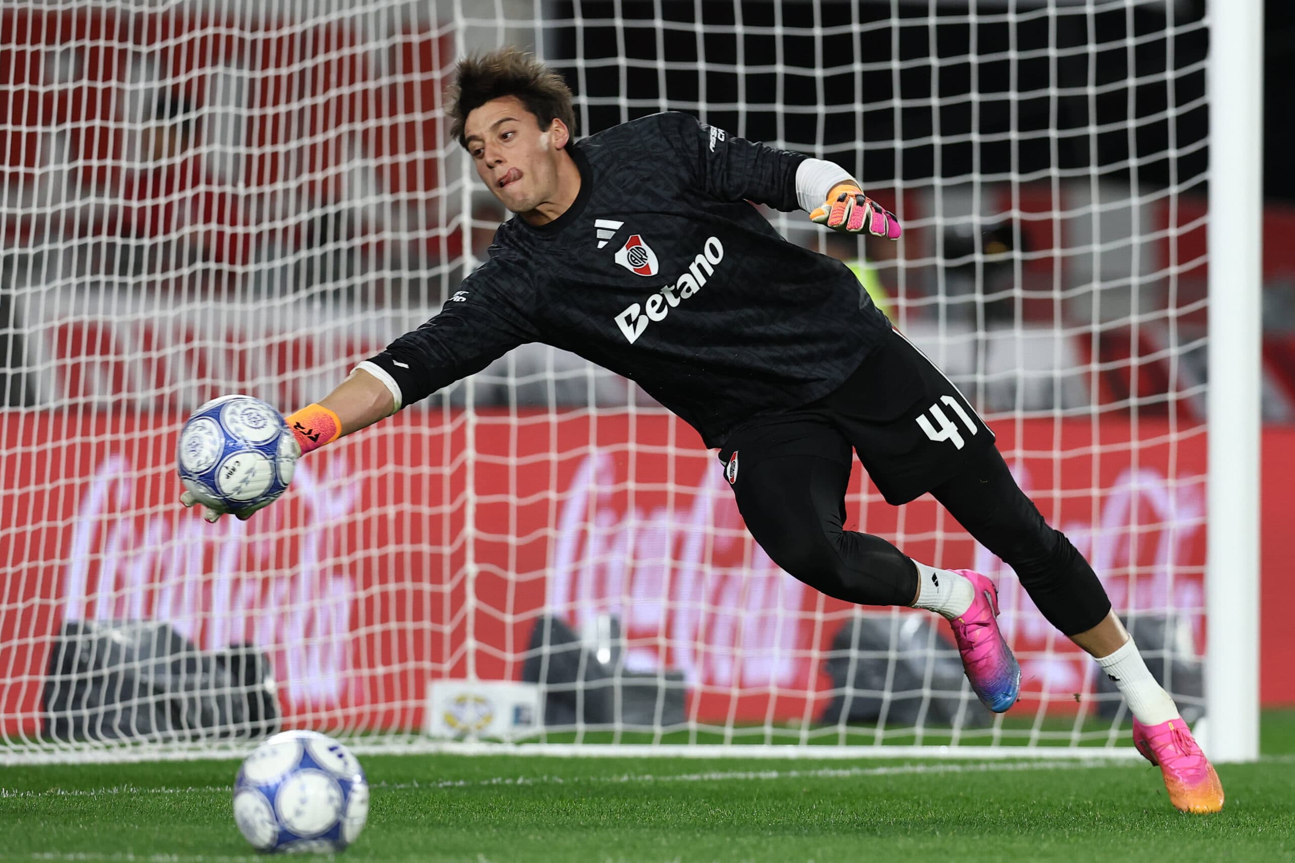 Manchester United make move for 21-year-old goalkeeper