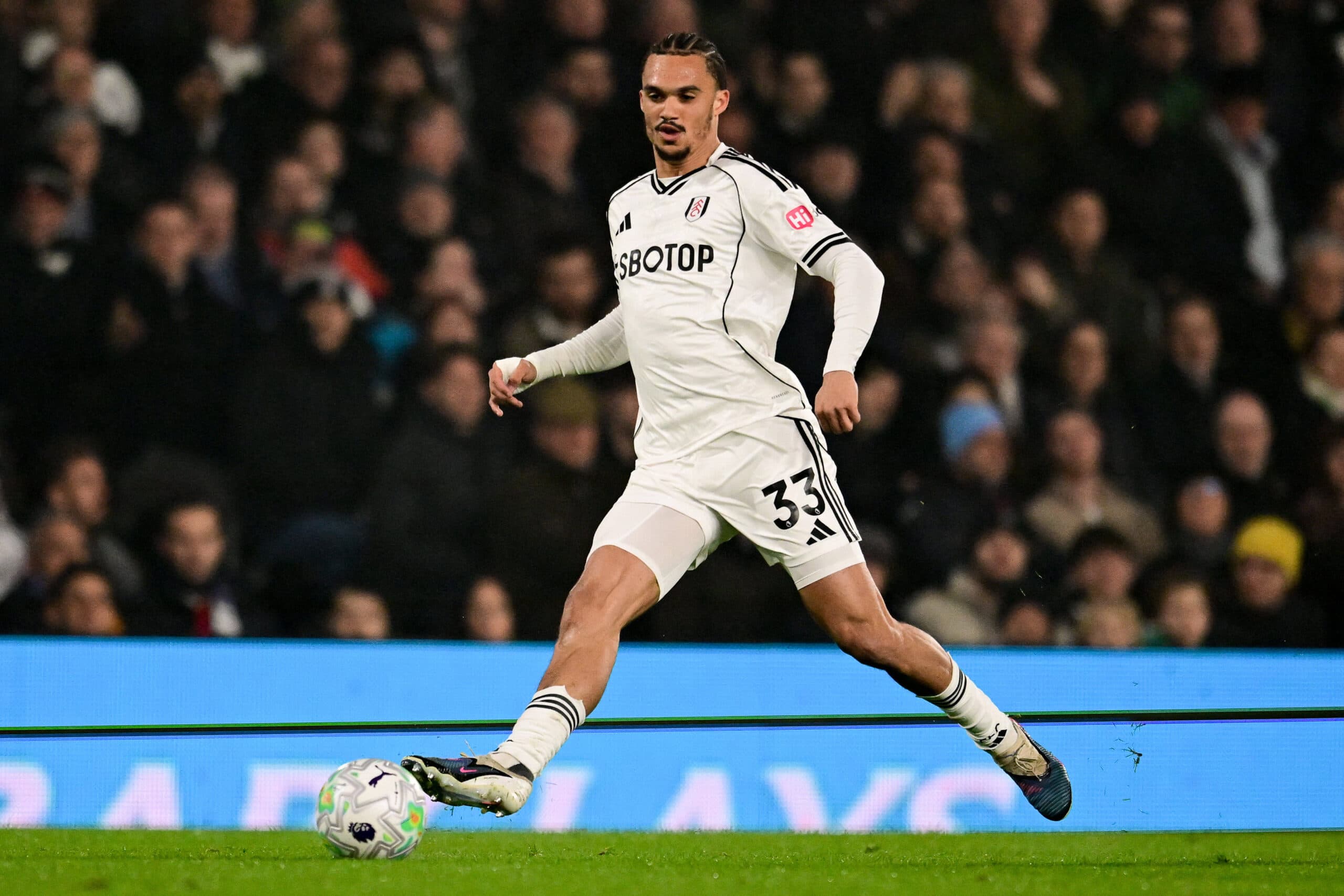 Report: Man United Consider Premier League Defender As Backup Option