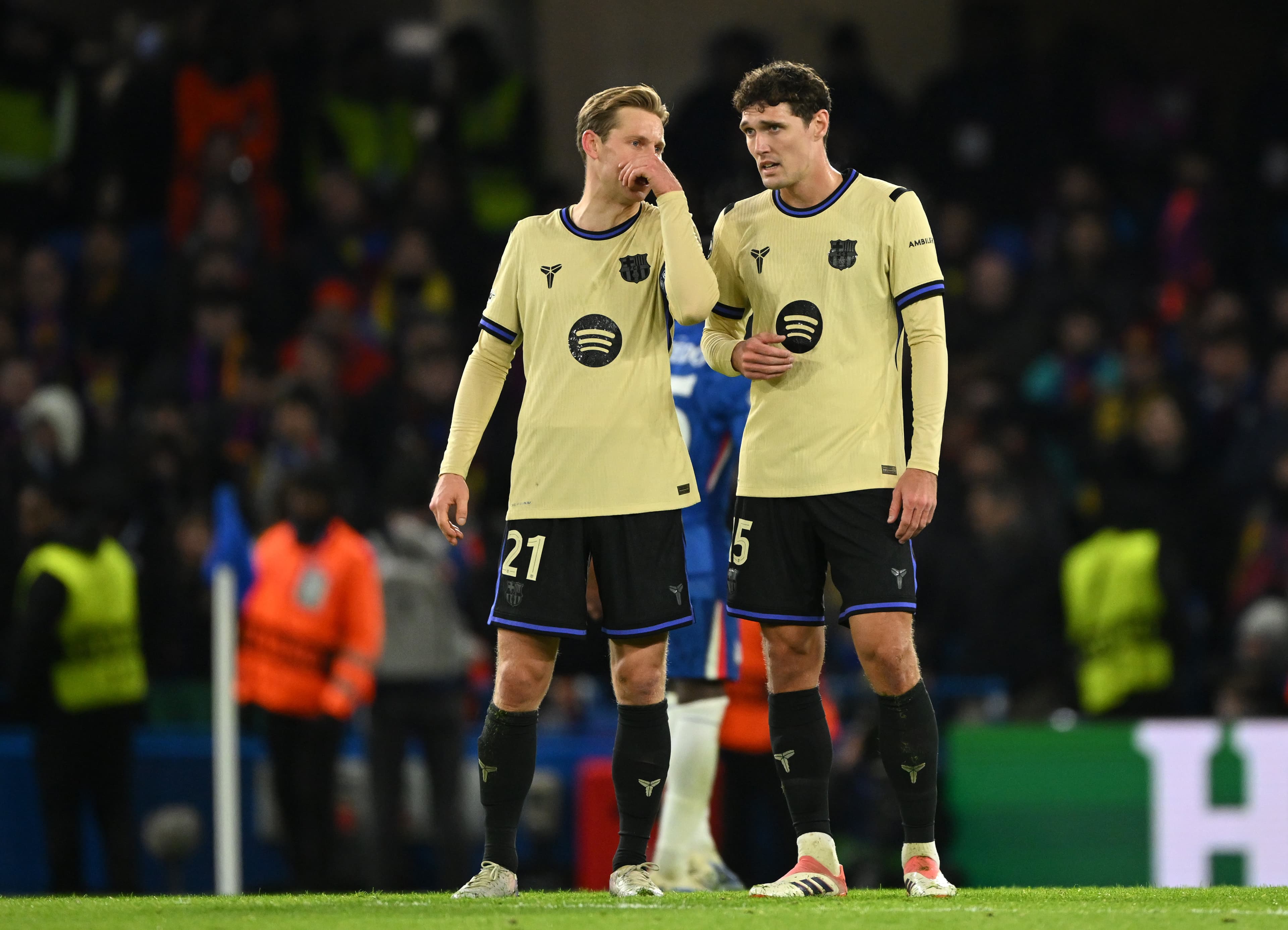 Barcelona to hand surprising contract to defender