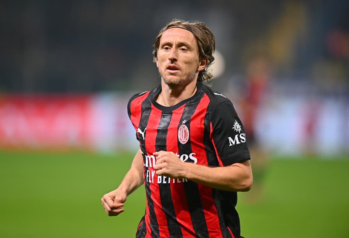 Official: Modric signs new contract with Milan to 2027