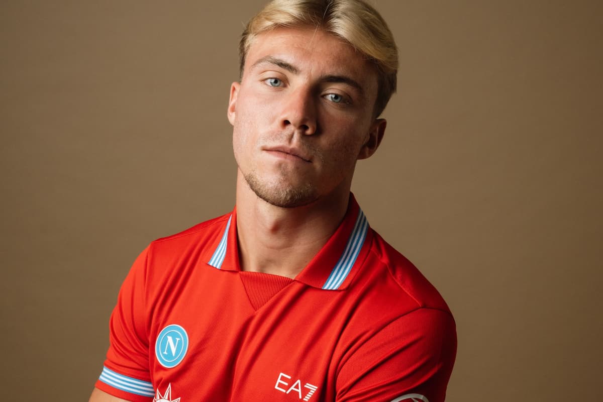 Video: Napoli present third kit in deep red for 2026/27 season
