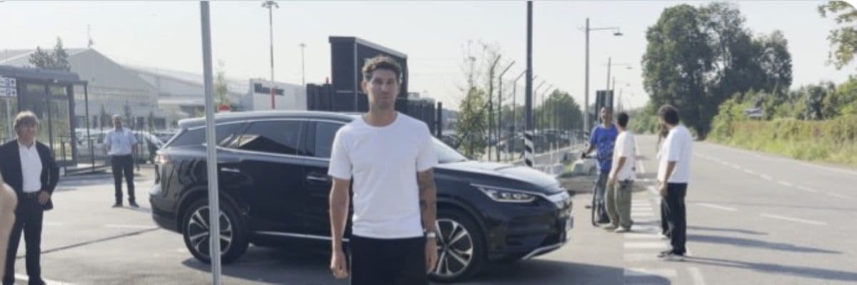 Video: Stones arrives in Milan for Inter medical