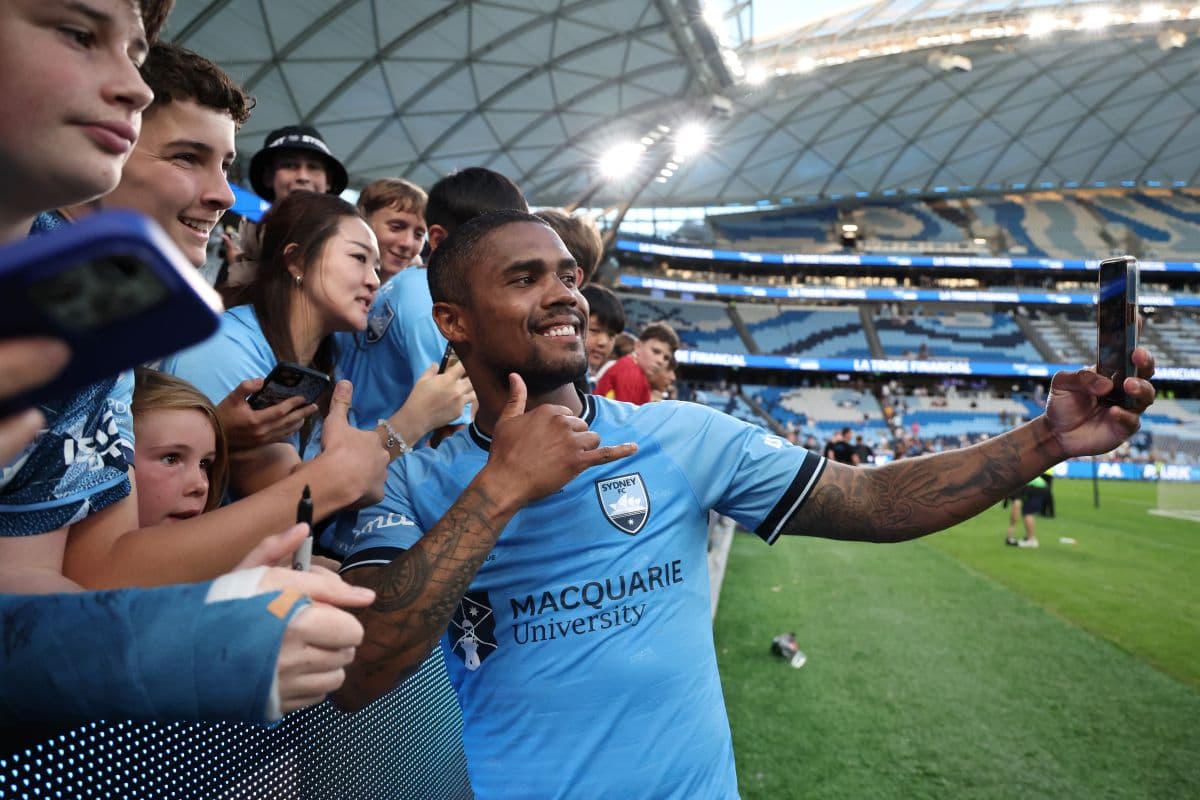Official: Ex-Juventus star Douglas Costa leaves Chievo for Al Ittifaq with Balotelli