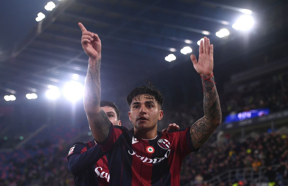 Video: Castro greeted by hundreds of Roma fans ahead of move from Bologna