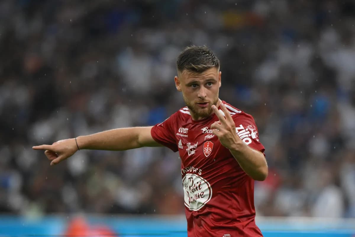 Official | Hugo Magnetti extends Brest contract