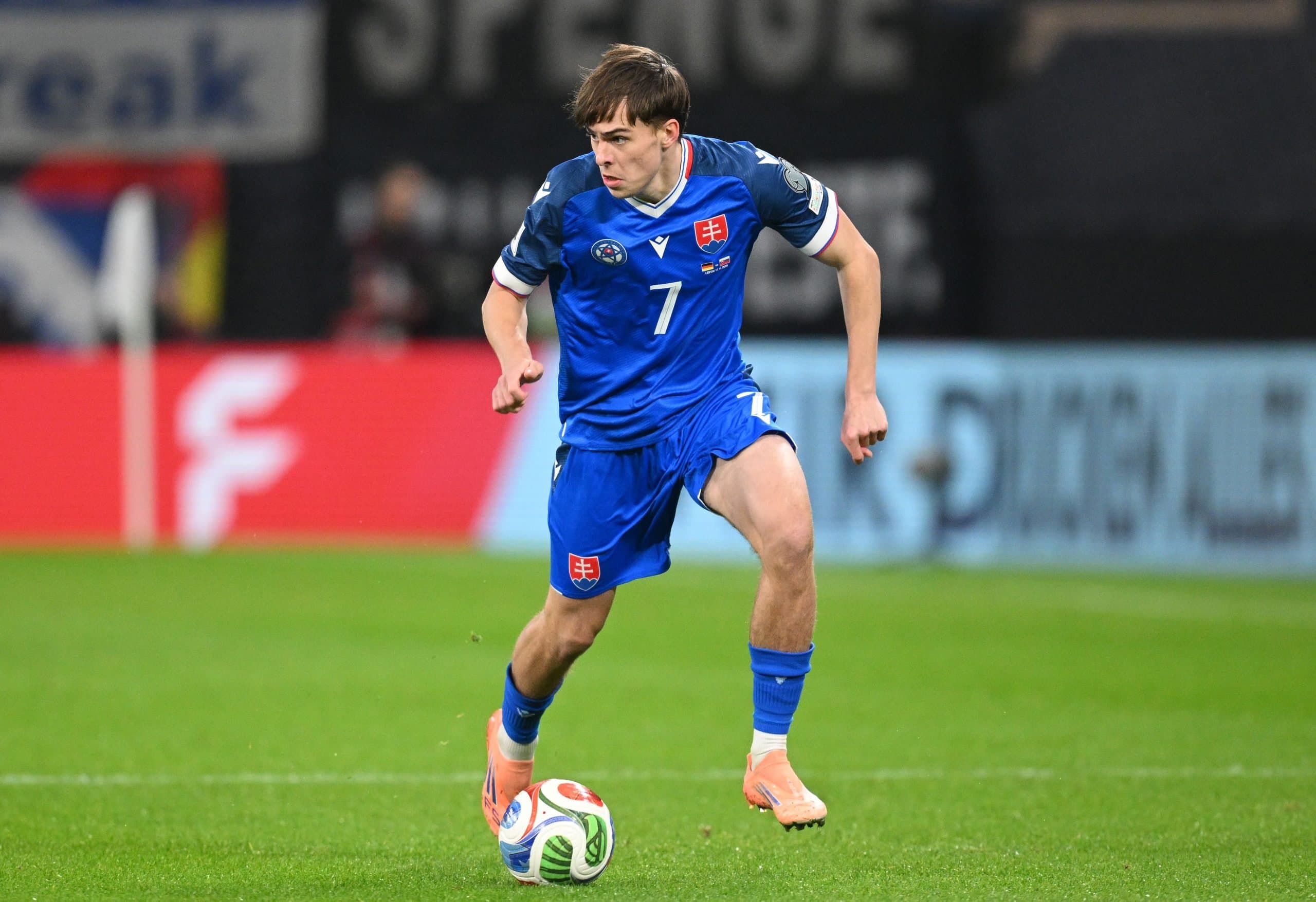 Official | VfB Stuttgart sign Slovak attacking talent Leo Sauer (20)