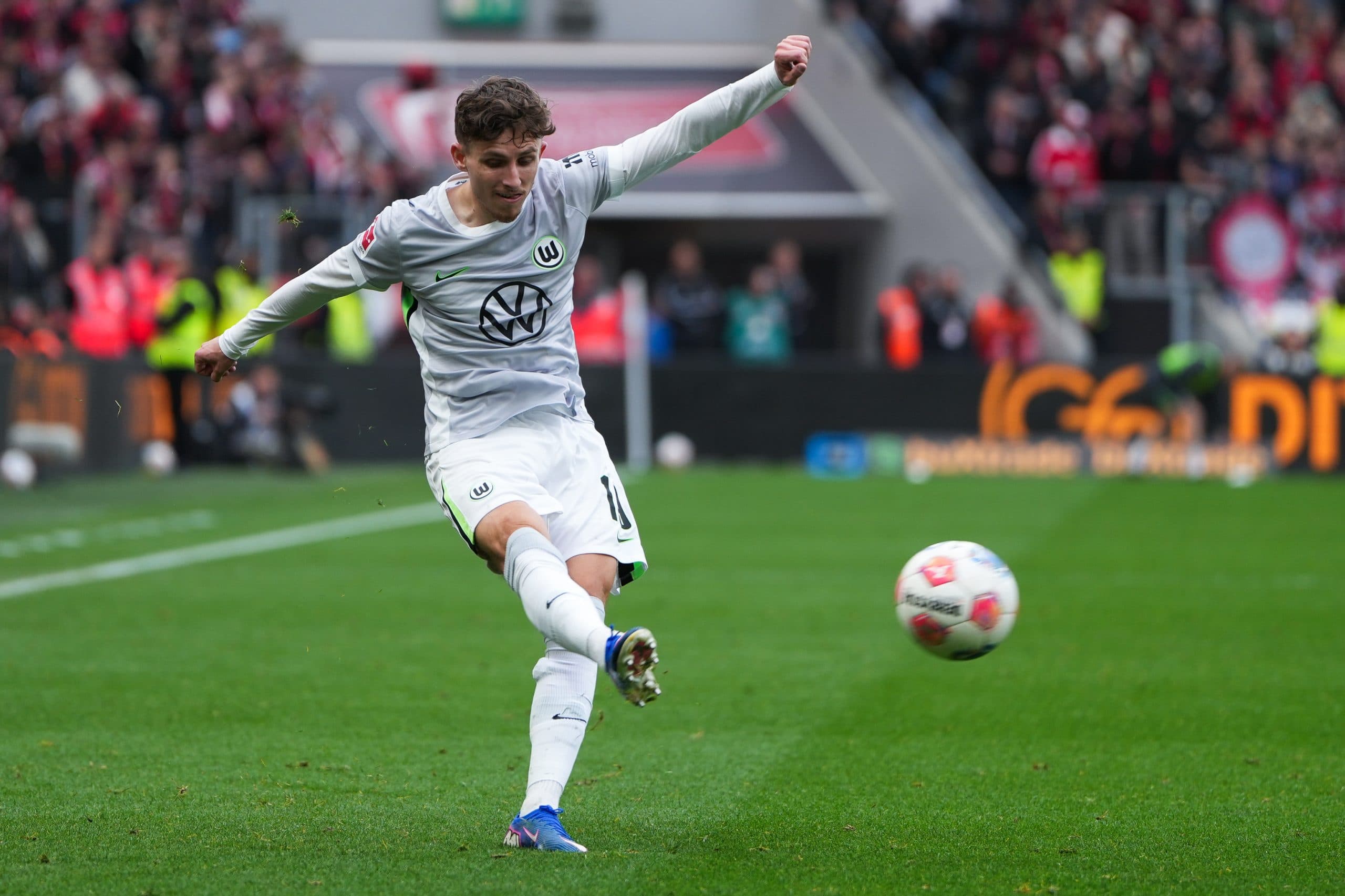 Jesper Lindstrøm’s loan to Schalke 04 stalls over purchase clause dispute