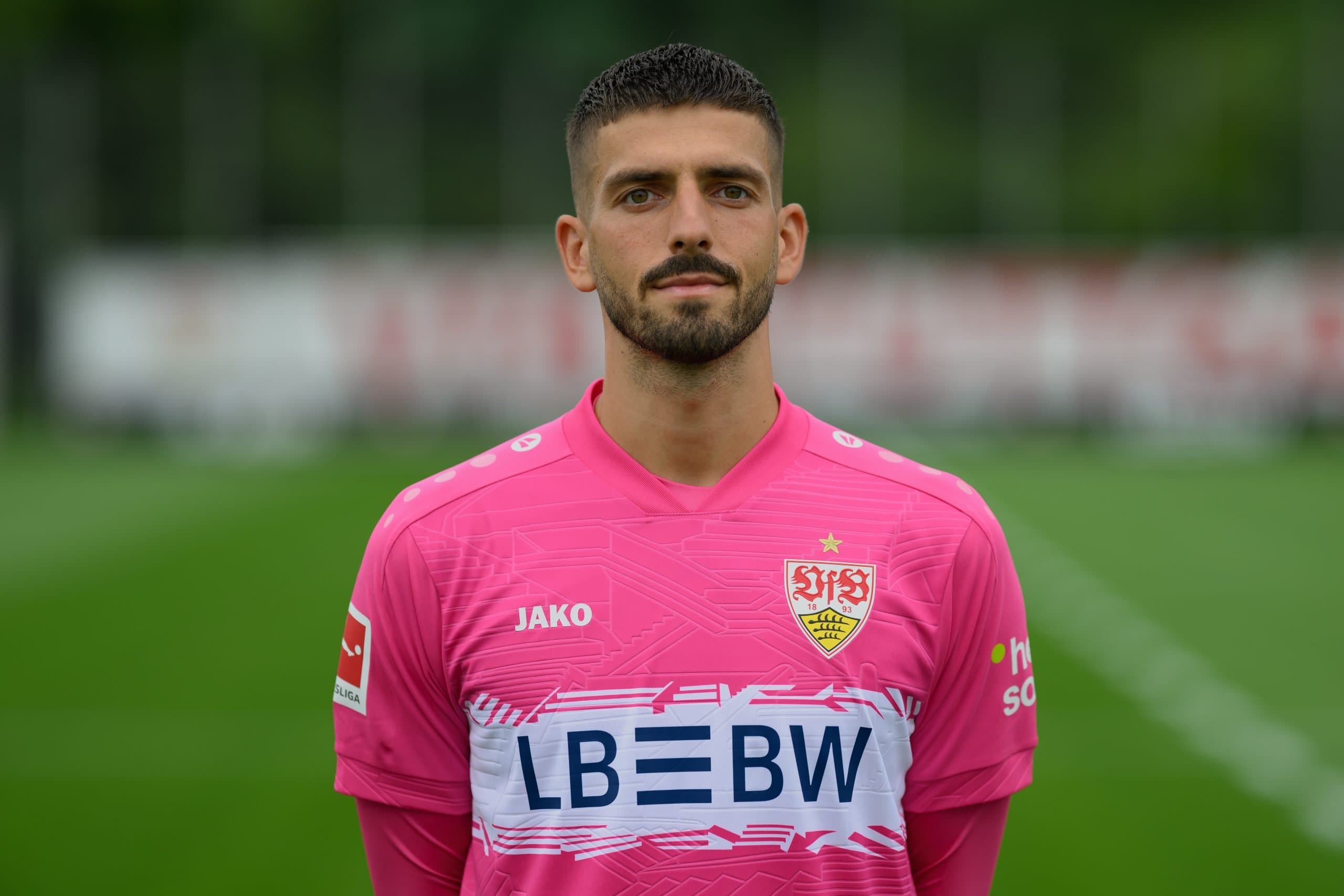 VfB Stuttgart keeper Fabian Bredlow enjoys strong backing in planned No. 1 Dennis Seimen’s absence