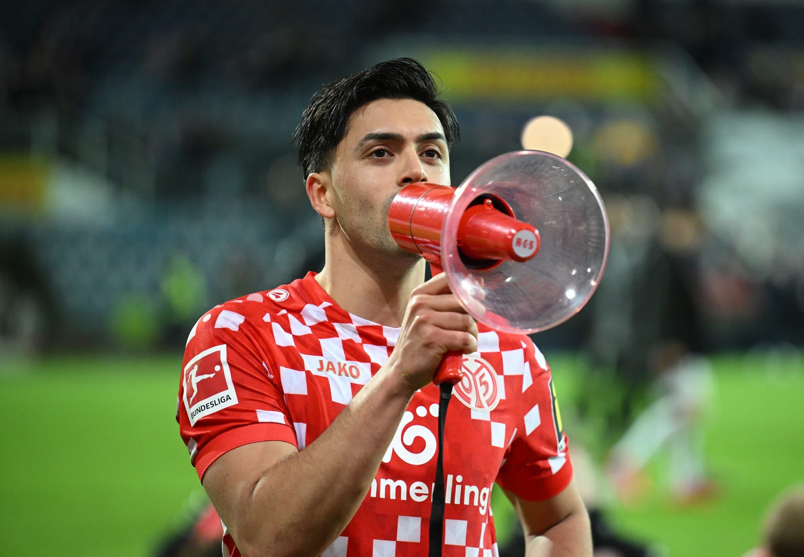 Nadiem Amiri reverses previous transfer stance in front of Mainz 05 fans: “I’m definitely staying here!”