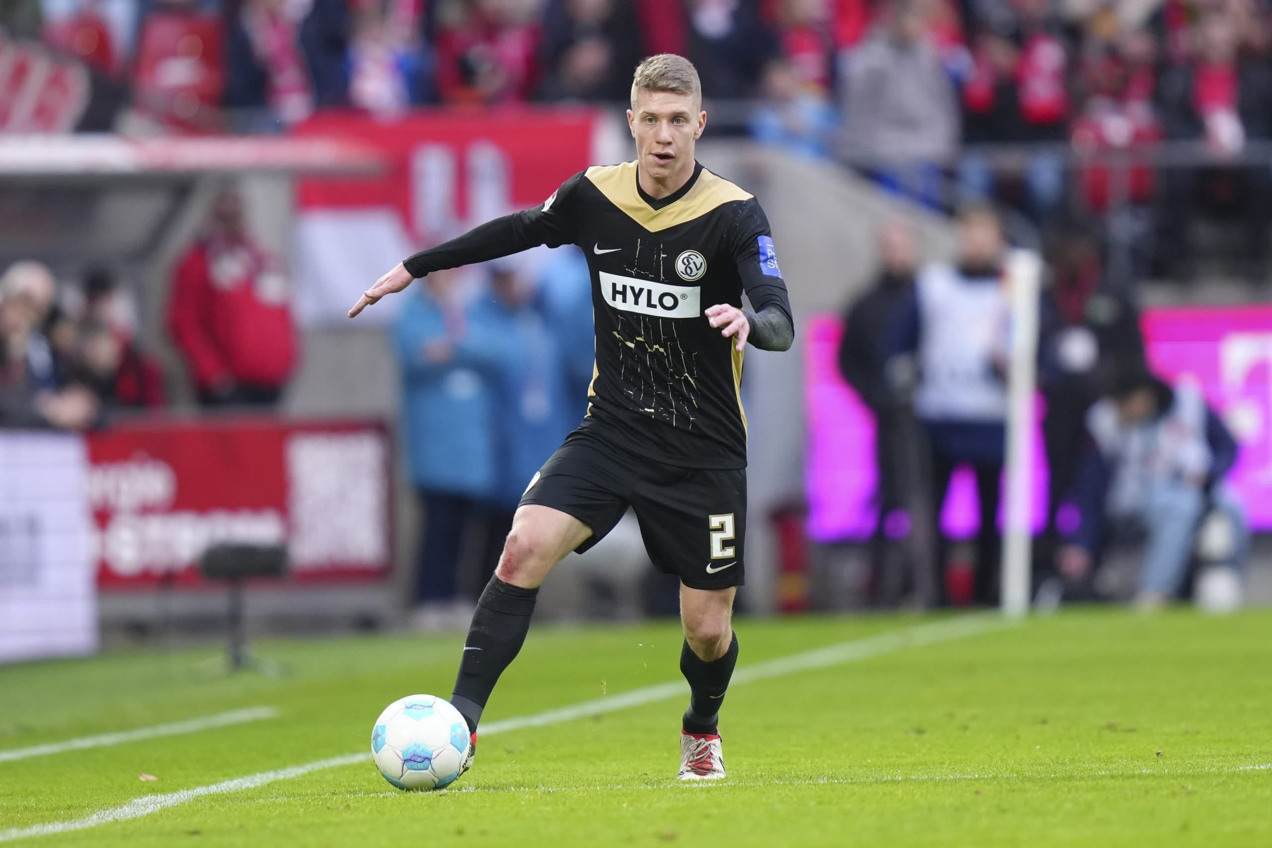 Borussia Dortmund keeping tabs on resurgent Eintracht Frankfurt fullback Elias Baum
