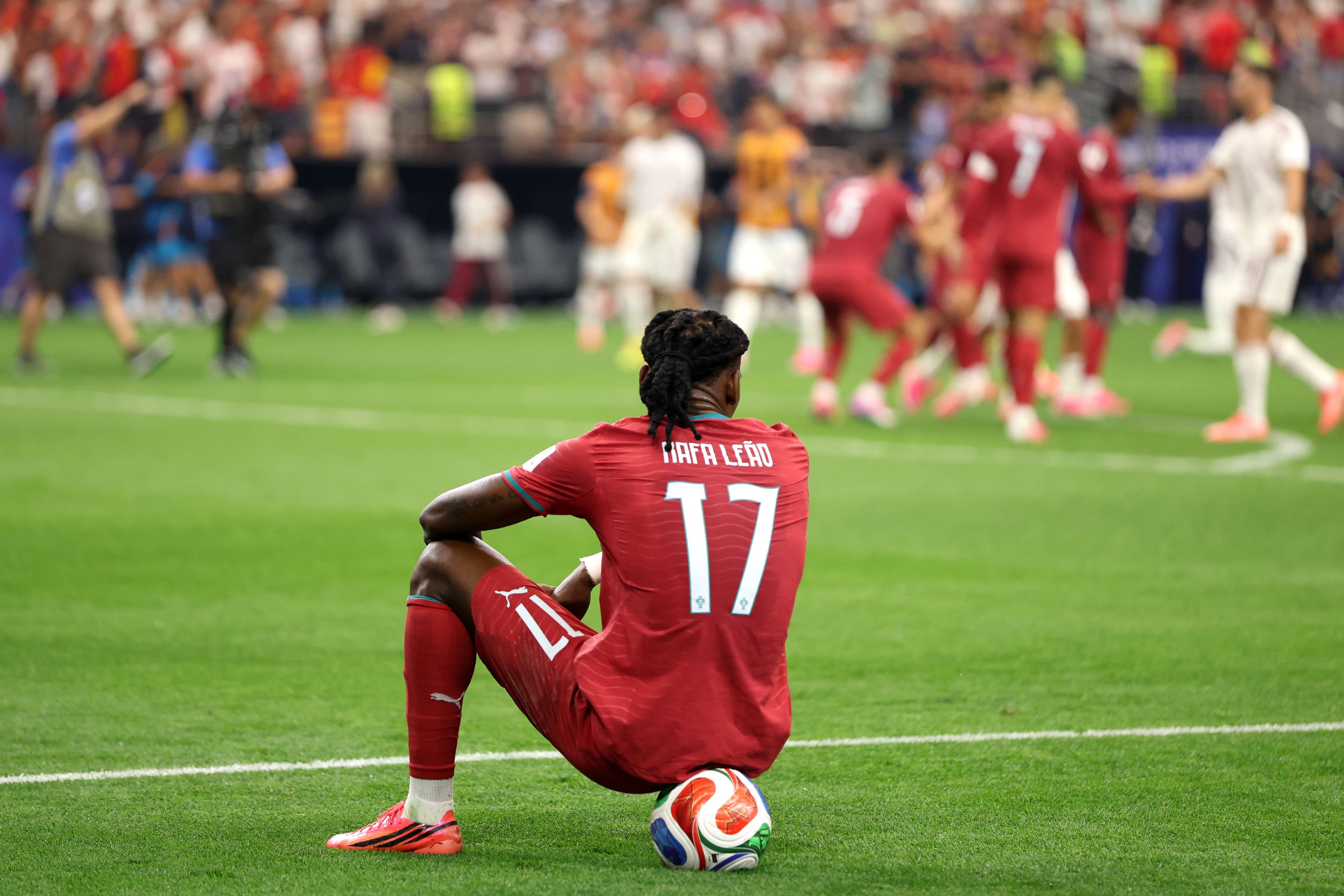 Why Rafael Leão could stay at Milan this summer