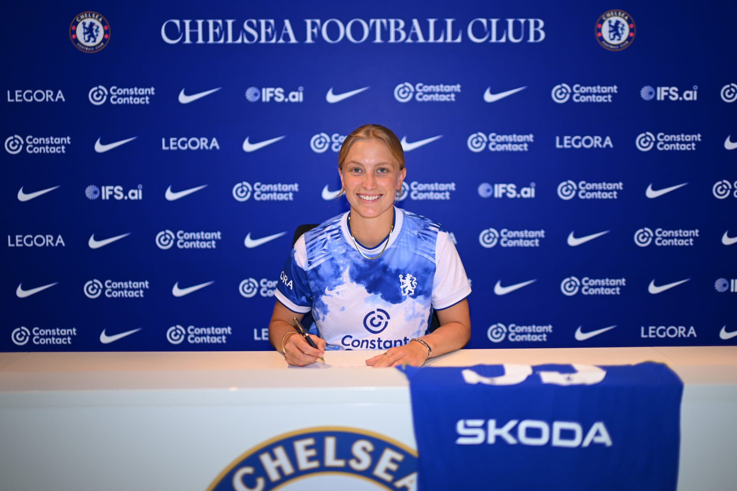 WSL: Aggie Beever-Jones extends her stay with Chelsea until 2030