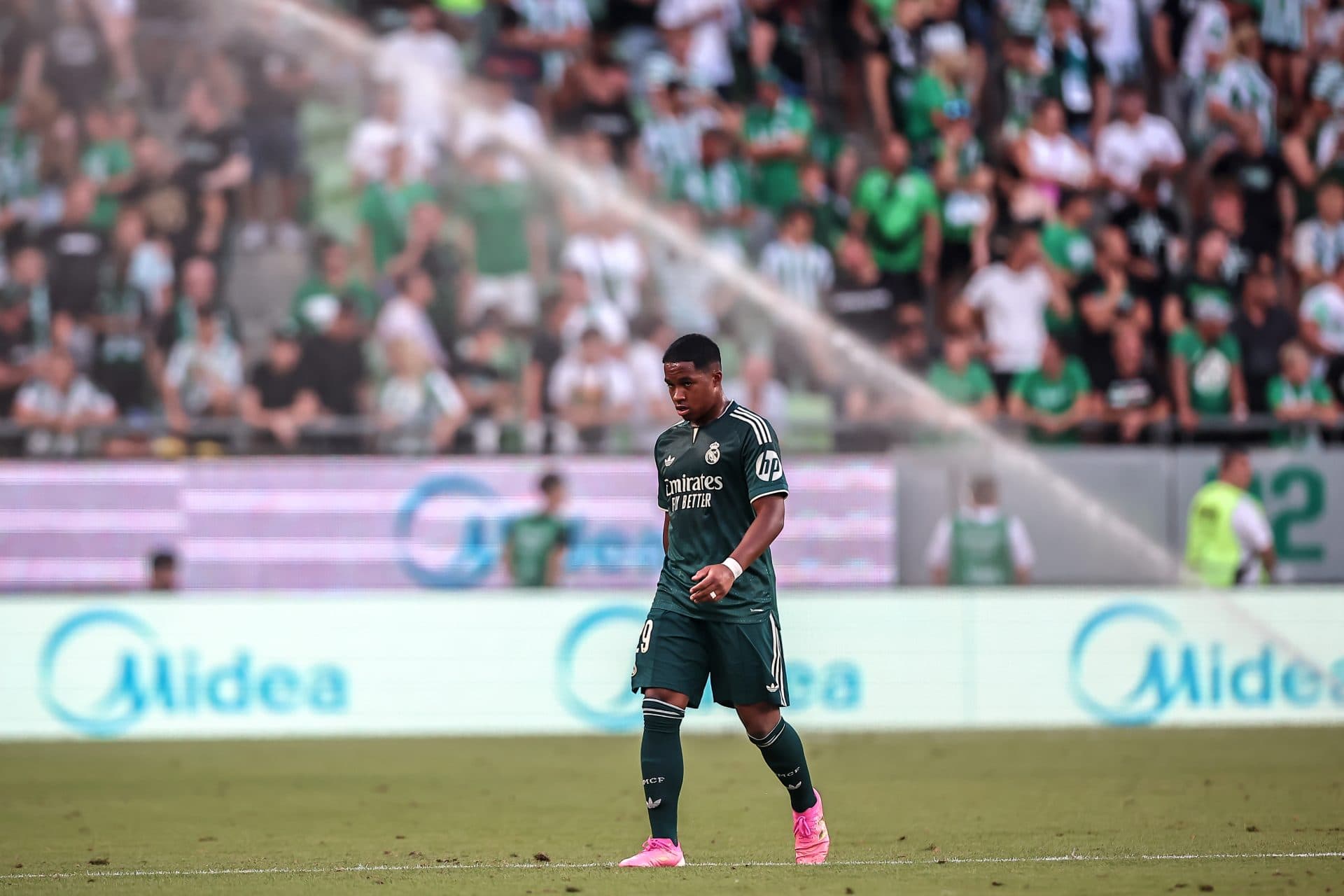 Real Madrid forward set to remain at club despite interest from Manchester United – report