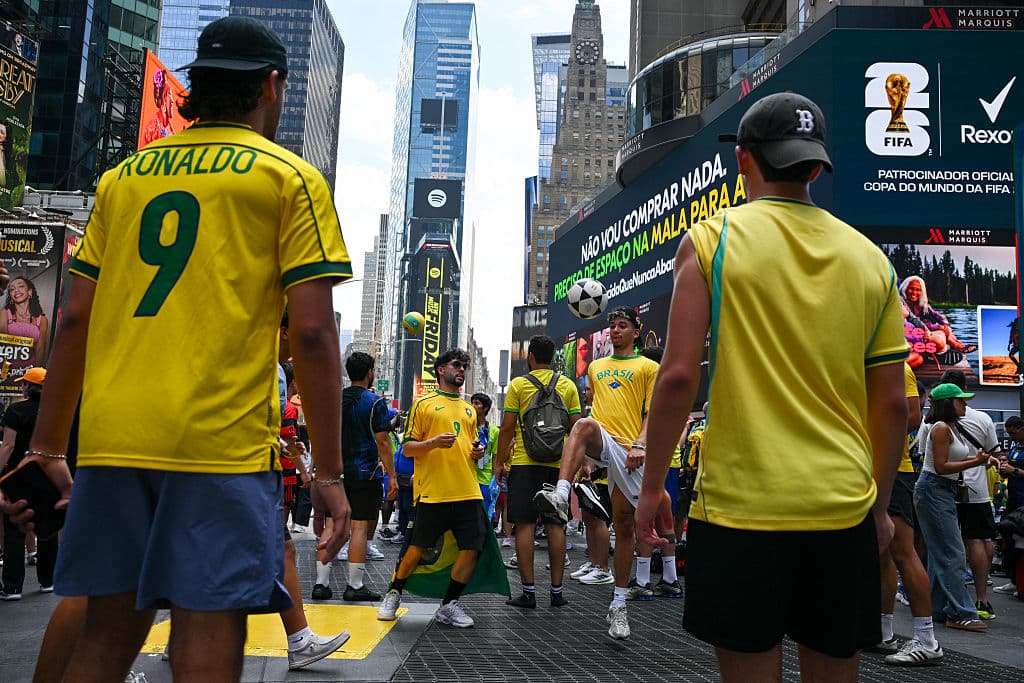 📹 NY turned into the Maracanã! Brazilians take over Times Square